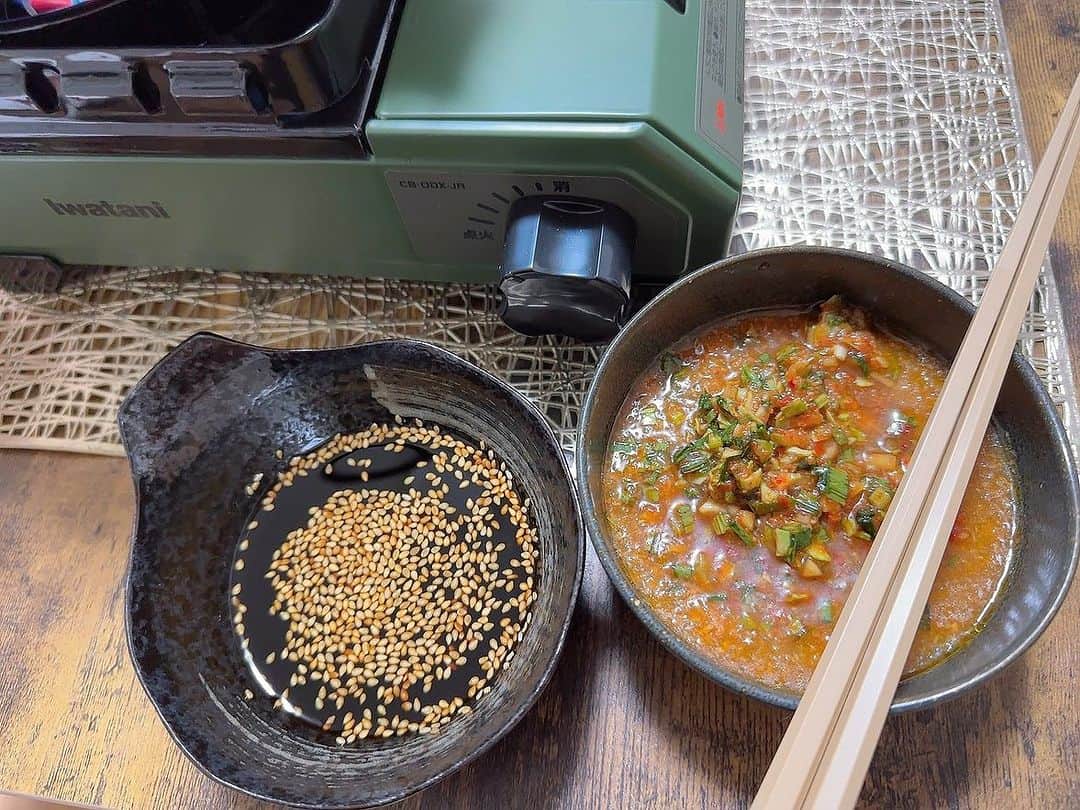 釘町みやびさんのインスタグラム写真 - (釘町みやびInstagram)「🍲💗  今日は冷えるので、一緒に鍋でもしませんか？☺️  地元愛知の新名物になってほしい... そんな私のイチオシ！名古屋タッカンマリ🍲💗  名古屋ならではの手羽先文化を残しながら 一番美味しい手羽中のみを使用した韓国風水炊き鍋です！  鍋に移して温めるだけで おうちで本格的な韓国料理が楽しめるセット...！ 簡単なのにめちゃくちゃ美味しいの...🥹✨✨  香味野菜のすりおろしダレと、深みのある醤油ダレ... ２種類の自家製のタレで楽しむ新しいタッカンマリ✌🏻✨ 私は香味野菜がやば美味すぎてハマってしまった... いつかタレ単体の販売も是非していただきたい...願望...！  コラーゲンたっぷりで美容にも健康にも効果があり、 様々な年代の方に楽しんでいただけます☺️  高級み溢れた箱の中には ・タッカンマリ（2人前） ・葱 ・トッポギ ・2種のタレ ・こだわりキムチ ・タテギ ・〆の麺 がセットで入ってます！   〆の韓国うどんはコシがあってちゅるうま♡ そのまま食べても、タレやキムチと食べてもマシッソヨ😎  私は欲張りさんなので、ご飯と溶き卵で雑炊も！◎ 雑炊なんて... ①そのまま(うま！) ②余った香味野菜タレをかけて(めちゃうま！) ③醤油ダレも少し加えて(こくうま！) ④キムチとままから貰った韓国海苔も加えて(激うま！) 4段階も味わっちゃったんだからね...😂💗  余すことなく美味しいし、満足感半端ない！ ぜひ食べてみてください〜🥰✨  ． ．  PR @nagoyadakhanmari  #名古屋タッカンマリ  #お取り寄せグルメ  #ご褒美グルメ  #名古屋市グルメ  #名古屋お取り寄せ  #お取り寄せ鍋  #鍋料理  #ザポットベリー  #タッカンマリ  #名古屋グルメ  #お取り寄せグルメ  #鍋  #簡単ごはん  #おうちごはん  #nagoya  #nagoyafood  #delicious  #gourmet」11月11日 23時24分 - miyajyaga382