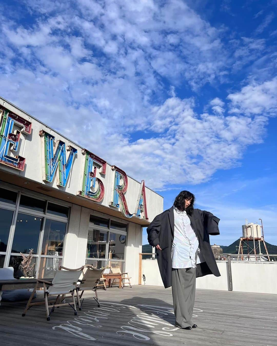 のん（能年玲奈）さんのインスタグラム写真 - (のん（能年玲奈）Instagram)「オフショット。 綺麗な青空！ ブラウスの色、白に見えるけど虹色に輝いてみえるんだよ可愛い🫶  MVと、堀込さんとのトークやメイキングYouTubeで公開中だからみんな見てね〜  Styling: @izumimachino Hair&Make up: Shie Kanno  #のんPURSUE」11月11日 23時19分 - non_kamo_ne