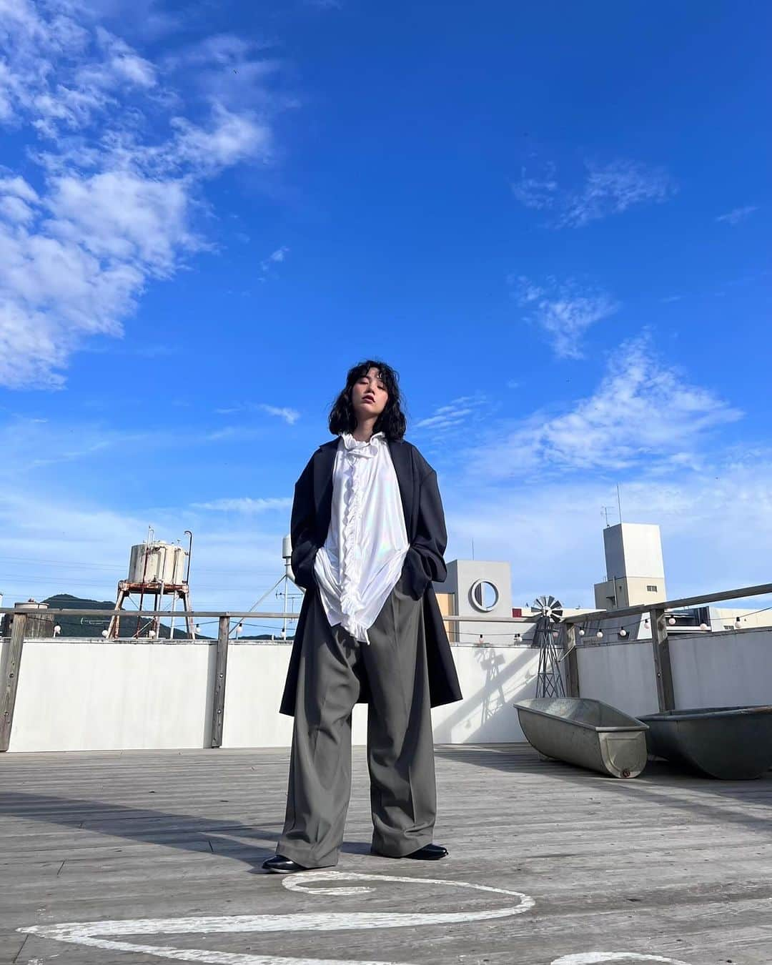 のん（能年玲奈）さんのインスタグラム写真 - (のん（能年玲奈）Instagram)「オフショット。 綺麗な青空！ ブラウスの色、白に見えるけど虹色に輝いてみえるんだよ可愛い🫶  MVと、堀込さんとのトークやメイキングYouTubeで公開中だからみんな見てね〜  Styling: @izumimachino Hair&Make up: Shie Kanno  #のんPURSUE」11月11日 23時19分 - non_kamo_ne