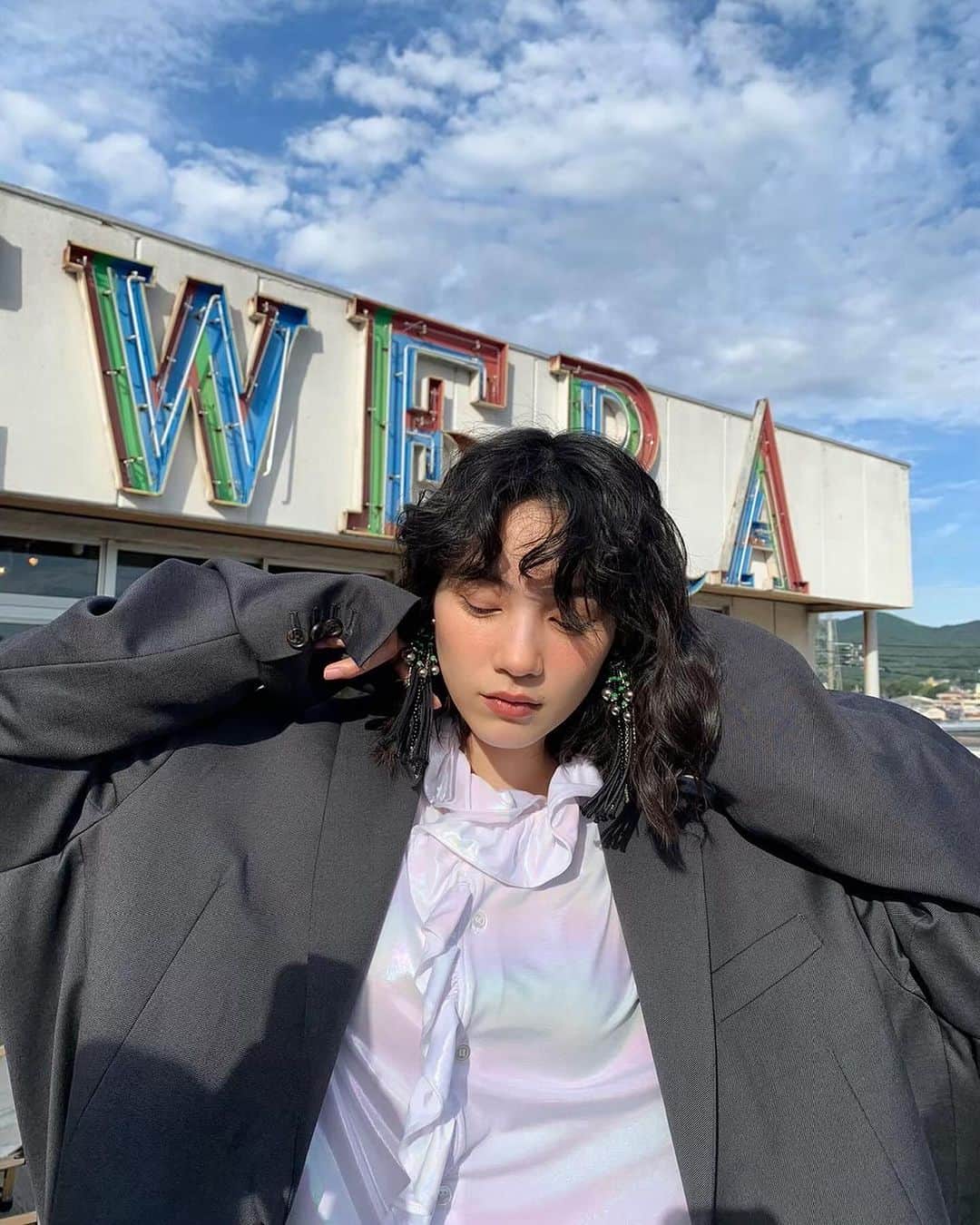 のん（能年玲奈）のインスタグラム：「オフショット。 綺麗な青空！ ブラウスの色、白に見えるけど虹色に輝いてみえるんだよ可愛い🫶  MVと、堀込さんとのトークやメイキングYouTubeで公開中だからみんな見てね〜  Styling: @izumimachino Hair&Make up: Shie Kanno  #のんPURSUE」