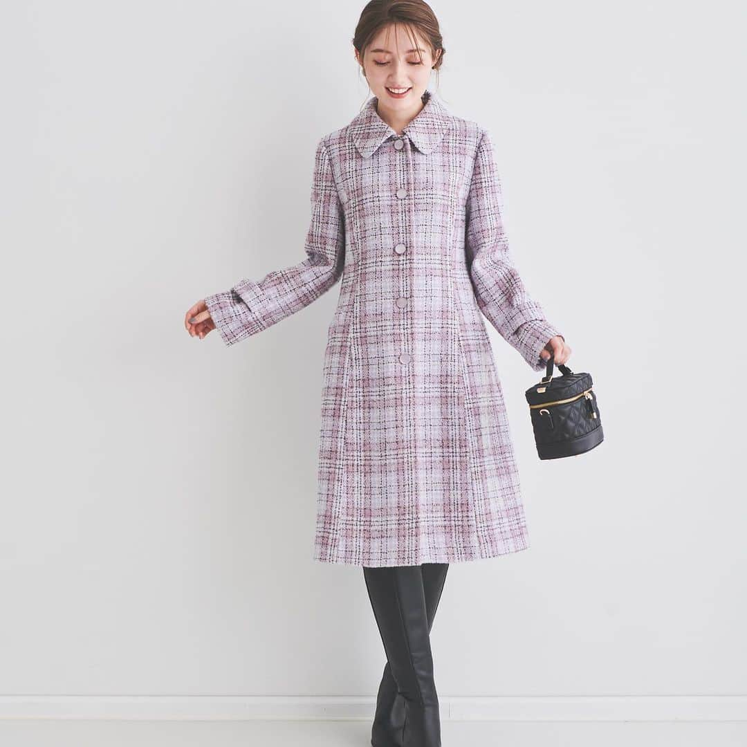 レッセ・パッセルームさんのインスタグラム写真 - (レッセ・パッセルームInstagram)「. 2023 COAT CATALOG  LAISSE PASSEではコートが豊富に揃いました・・・♪ タイプ別のオススメコートをPICK UP！ お選びいただけるこの時期にぜひ公式オンラインストアをご覧下さい🌟  《line up》 02:Tweed 愛知県尾州産のオリジナルツイードを使用した レディに仕上がる上品コート💓  ======================================   🤍NOVELTY FAIR🤍 対象コートをお買い上げで、ティペットをプレゼント🎁  《 期間 》 11.9(木)10:00～11.27(月)10:00　 公式オンラインストアのみ 《 プレゼント内容 》 ①ファーティペット（先着） ②5,000ポイント（抽選で5名様）  ======================================   ＼期間限定！ALL10％OFF／ 〜11/13月)10:00まで  ======================================   #laissepasse  #laissepasseonlinestore  #レッセパッセ #レッセパッセオンラインストア #アウターコーデ #冬コーデ #お呼ばれコーデ #大人可愛い #大人フェミニン」11月11日 23時20分 - laissepasse.onlinestore