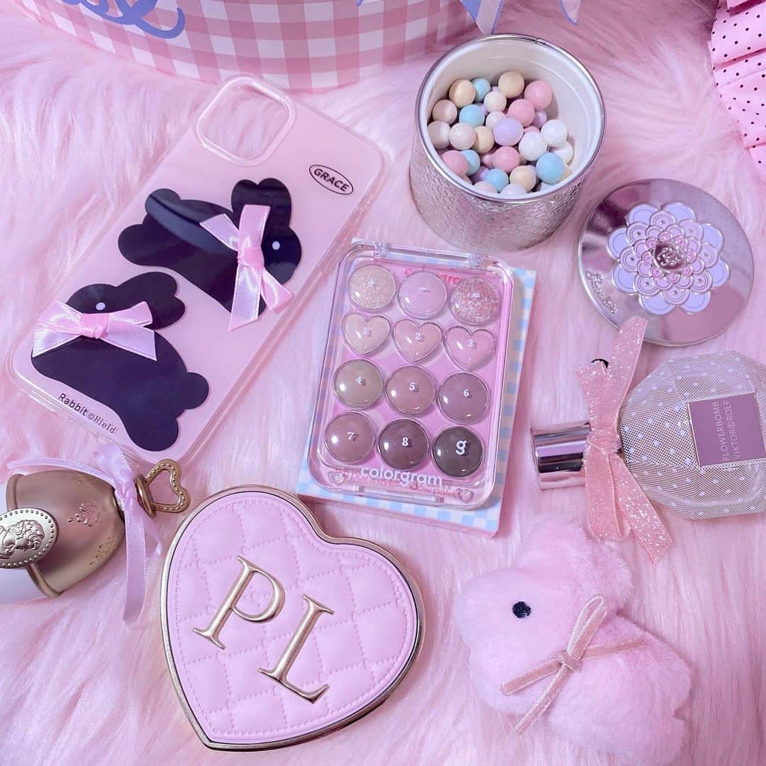 のインスタグラム：「おnewのあいふぉんケース🌹とかわいーパレット  次女とカラオケオール🎤真っ最中💗 朝までうたうーーーーー たのしーーーーーーーー💗💗💗💗💗  長女はまいにちずっとずっとお受験べんきょ かわいそう😢  #fancytoy#vintagetoys#pinkroom#kidsroom#ファンシー#ゆめかわ#パステル#ビンテージトイ#キッズルーム #子供部屋 #ピンクルーム#ピンク部屋#ゆめかわいい#myroom#おもちゃ部屋#ファンシートイ #pink#ピンク#インテリア#ぬいぐるみ#アンティーク家具#ガーリーインテリア#インテリアコーディネート#フレンチガーリー」