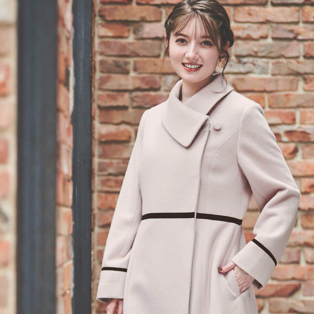 レッセ・パッセルームさんのインスタグラム写真 - (レッセ・パッセルームInstagram)「. 2023 COAT CATALOG  LAISSE PASSEではコートが豊富に揃いました・・・♪ タイプ別のオススメコートをPICK UP！ お選びいただけるこの時期にぜひ公式オンラインストアをご覧下さい🌟  《line up》 03:Wool 着心地＆肌触りの良さがポイント！ 大人コーデが決まるウールコート💓  ======================================   🤍NOVELTY FAIR🤍 対象コートをお買い上げで、ティペットをプレゼント🎁  《 期間 》 11.9(木)10:00～11.27(月)10:00　 公式オンラインストアのみ 《 プレゼント内容 》 ①ファーティペット（先着） ②5,000ポイント（抽選で5名様）  ======================================   ＼期間限定！ALL10％OFF／ 〜11/13月)10:00まで  ======================================   #laissepasse  #laissepasseonlinestore  #レッセパッセ #レッセパッセオンラインストア #アウターコーデ #冬コーデ #お呼ばれコーデ #大人可愛い #大人フェミニン」11月11日 23時22分 - laissepasse.onlinestore