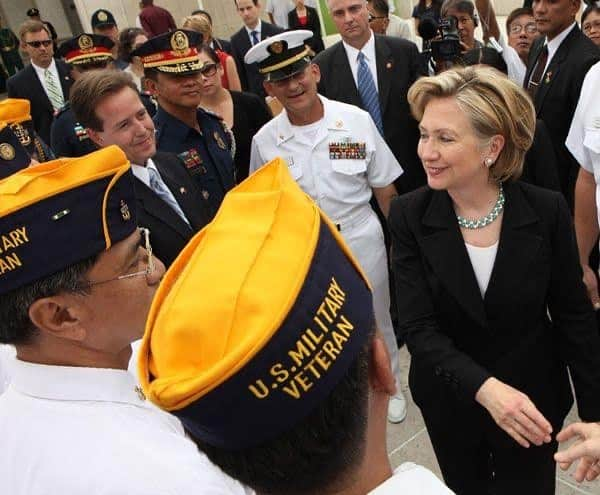 ヒラリー・クリントンのインスタグラム：「To everyone who’s worn the uniform of the United States, and your families—thank you. Wishing you a wonderful Veterans Day.   Photo: Associated Press」