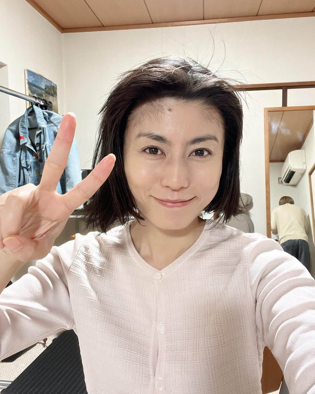 芳野友美のインスタグラム：「久しぶり再現の撮影でした♪ カツラを被ったので終了後の凄い髪型で・・・ まるで#見えないターバン をしてるみたいね（笑） 　 いつも突っ込まれるので先に言っておくと、おでこに付いてるのはホクロですよー😁 　 改めて、今日11月11日は所属事務所ハーモニーの#創立記念日 🎂 皆様の応援あっての今日、いつも本当にありがとうございます❤︎ ・・・ということは、#ポッキーの日 ！！ 控室のお菓子にポッキーがあったので、しっかりいただきました～☺︎ ご馳走様でした。 　 放送日等詳細はまた後日お知らせしますね！！」