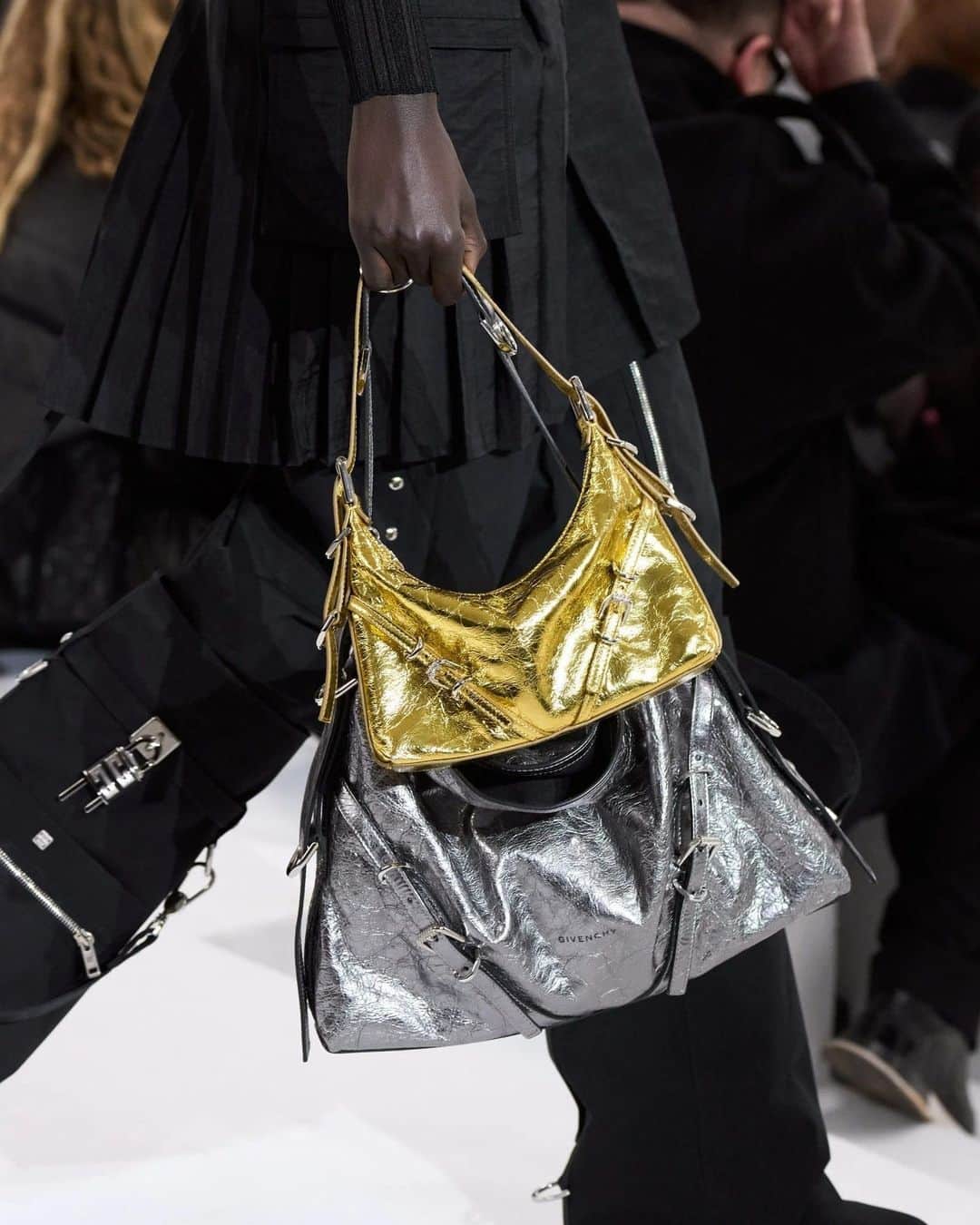 Vogue Parisさんのインスタグラム写真 - (Vogue ParisInstagram)「Double bag trend: this winter, we won't be carrying just one bag. The layering trend has not stopped at clothes - it has now extended to accessories too. This is the perfect, practical way to give your collection of bags a fresh, fashion-forward update. While @Givenchy had its, now iconic, Voyou bag in two sizes worn at once, #BottegaVeneta paired a leather tote with a small shoulder bag. @Chloe has come up with a mini version of this new trend, to be worn immediately!   Tendance double sac : ce n'est pas un sac que nous porterons cet hiver, mais bien deux. Pratique, pour faire regagner du terrain mode à vos sacs accumulés. Car oui, la tendance layering ne s'applique pas qu'aux vêtements mais s'étend jusqu'aux accessoires. Quand Givenchy mise sur son désormais emblématique sac Voyou, associé sous deux formats, Bottega Veneta joue la carte du cabas en cuir associé à un petit sac à bandoulière. De son côté, Chloé signe une version mini de cette nouvelle tendance, à adopter immédiatement.  © Go Runway  #bagtrend #voguefrance」11月12日 0時00分 - voguefrance