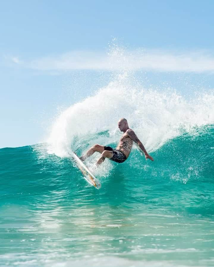 ビラボンのインスタグラム：「Lay into it and let it rain.   @creedencecandyxx digging into one in the D’Bah Pro, our latest total performance boardshort featuring a 4-way stretch fabric for the perfect combination of performance and comfort, and is made from recycled PET bottles.   Head to our link in bio to shop, part of the Cosmic Echoes collection.   #LifesBetterInBoardshorts」