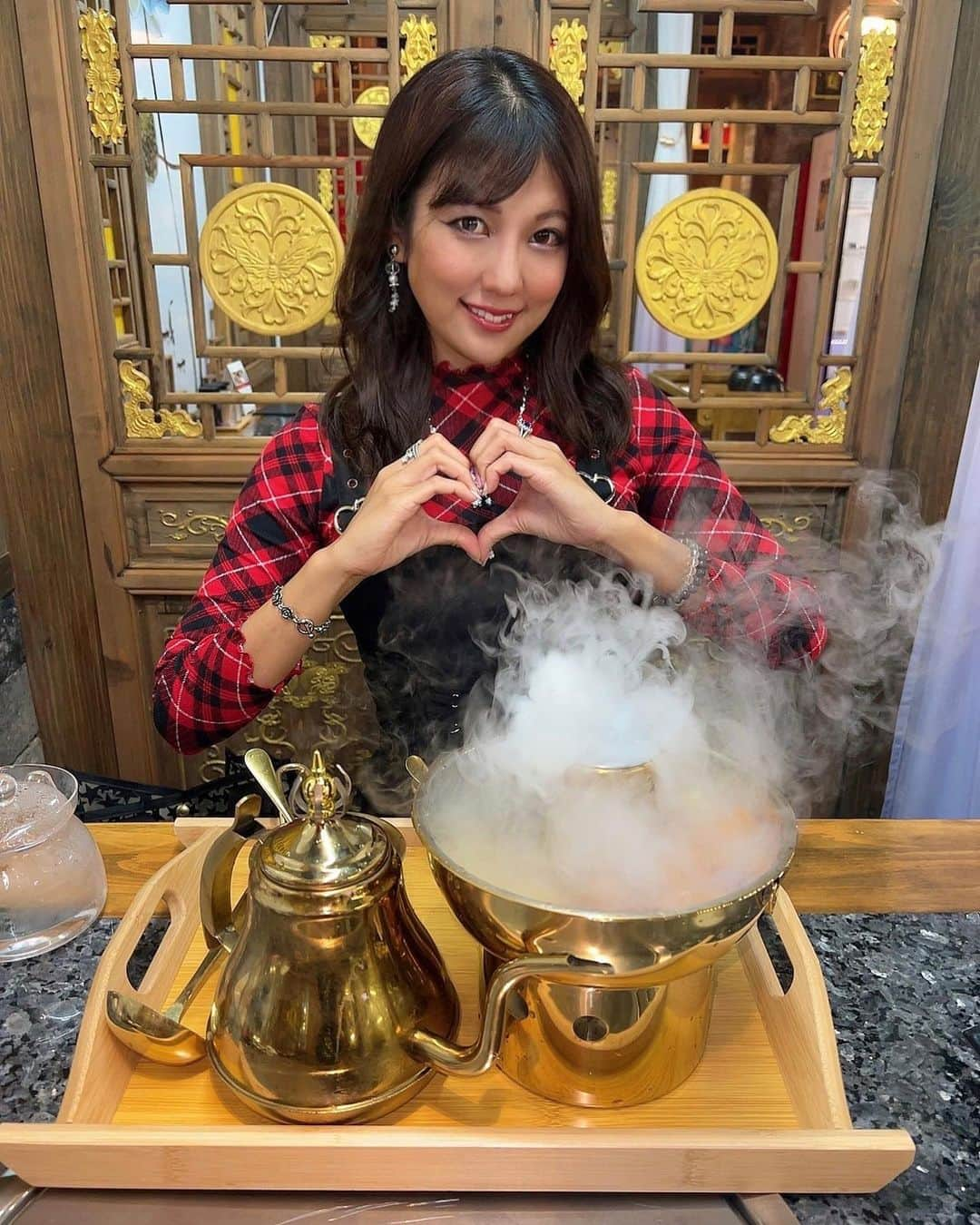 神谷麻美のインスタグラム：「#菜羹 行ったよ🪷🐉❤️✨️ 店内も可愛すぎる#中華レストラン だよ❤️✨️ 中国にいるみたい🇨🇳💕✨️  スイーツ火鍋がもくもく可愛いすぎる🥰💖✨ ココナッツミルクのスイーツだよ💕✨好き🥥💕✨️  #北京ダック　コースとか、ピータン、エビマヨ、胡麻団子、小籠包とか好きなものいっぱい食べた❤️✨  全部本場中華で、美味しすぎるし、可愛いすぎて、最高🥰❤️🪷🐉💕✨️  #中国 に行きたくなったよ🇨🇳🪷❤️🐉✨️  PR @saikou0614 #中華料理火鍋菜羹 #関内グルメ #関内ディナー #関内ランチ #関内火鍋 #関内中華 #横浜中華」