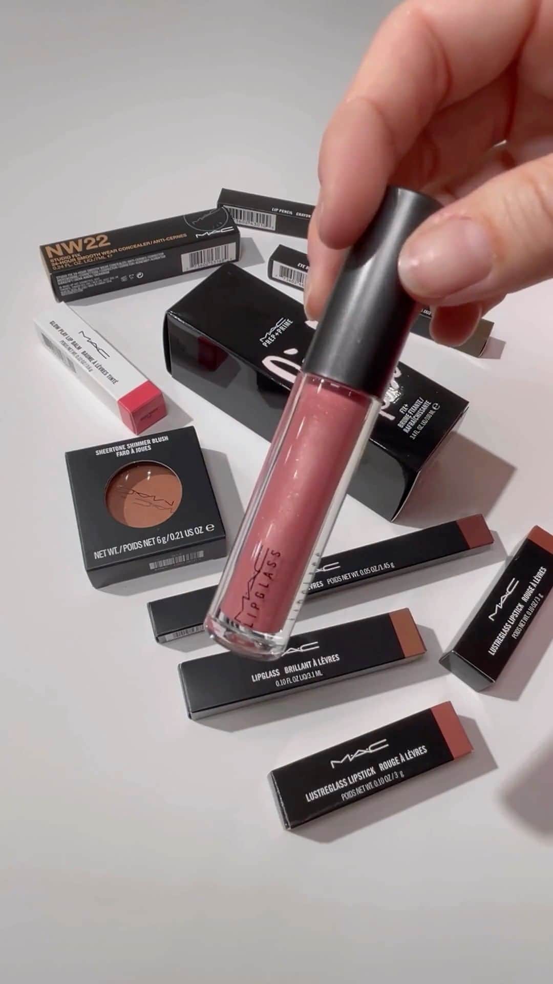 のインスタグラム：「💗 OFFRES #SINGLESDAY : DERNIÈRE CHANCE POUR EN PROFITER 💗  Le compte à rebours est lancé, nos offres Single’s Day se terminent ce soir à 23:59.  Notre makeup artist @vltmakeup vous présente 11 indispensables à 11(e), seulement aujourd'hui !  💋 Rendez-vous vite sur notre site (lien en bio) et dans nos boutiques pour en profiter !  #MacCosmetics #SinglesDay #MakeUpLovers」