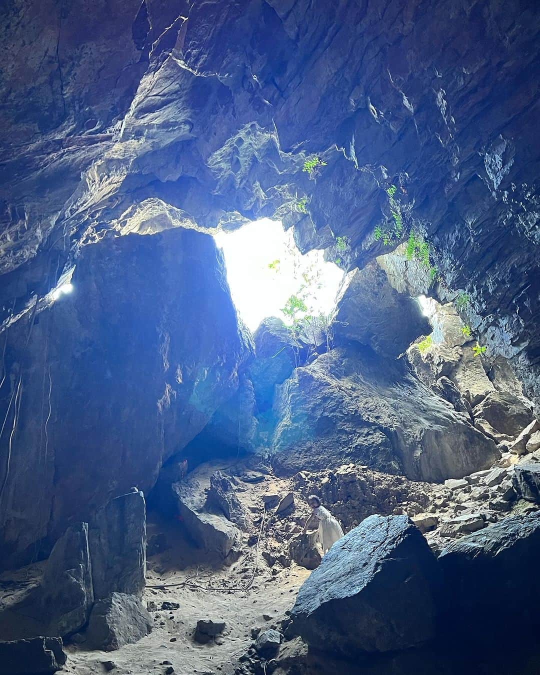 来夏さんのインスタグラム写真 - (来夏Instagram)「#🌏 娘と来たかった場所のひとつ. 2億8000万年前の歴史が積み重なった クマヤ洞窟🪨  穏やかで力強い空気が漂っていて なんとも神聖✨  4年半ちょっと前にクマヤ洞窟をでた後 伊平屋島に飛来してきたコウノトリの番をみて、 2日後、なんと娘がお腹にいるとわかったのです😳 島のお友達情報によると、 それからコウノトリは来ていないのだそう🪽  そんなわけで、勝手に御礼参りのような気持ちで 娘と来たかった場所のひとつ🤍  島の皆のあたたかさにすぐに心解き放たれて マイワールド全開でした🌏❤️  最後の📸の岩壁に ぴかーんと光が🌞  #伊平屋島 #クマヤ洞窟 #iheyaisland  #沖縄 #okinawa」11月11日 23時42分 - rairairaika