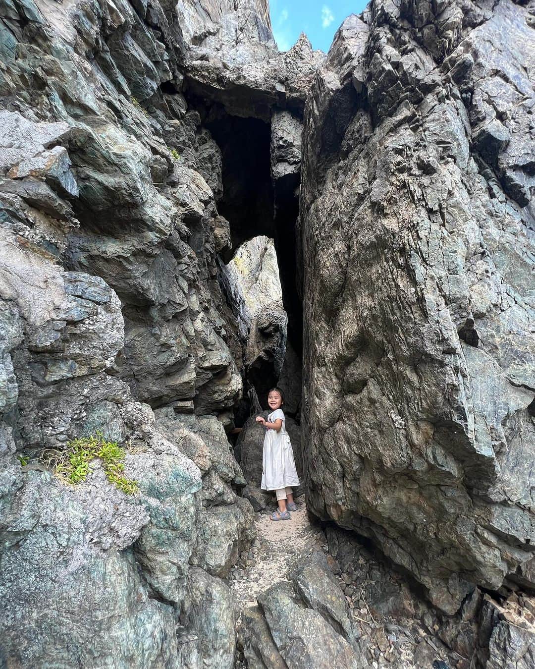 来夏のインスタグラム：「#🌏 娘と来たかった場所のひとつ. 2億8000万年前の歴史が積み重なった クマヤ洞窟🪨  穏やかで力強い空気が漂っていて なんとも神聖✨  4年半ちょっと前にクマヤ洞窟をでた後 伊平屋島に飛来してきたコウノトリの番をみて、 2日後、なんと娘がお腹にいるとわかったのです😳 島のお友達情報によると、 それからコウノトリは来ていないのだそう🪽  そんなわけで、勝手に御礼参りのような気持ちで 娘と来たかった場所のひとつ🤍  島の皆のあたたかさにすぐに心解き放たれて マイワールド全開でした🌏❤️  最後の📸の岩壁に ぴかーんと光が🌞  #伊平屋島 #クマヤ洞窟 #iheyaisland  #沖縄 #okinawa」