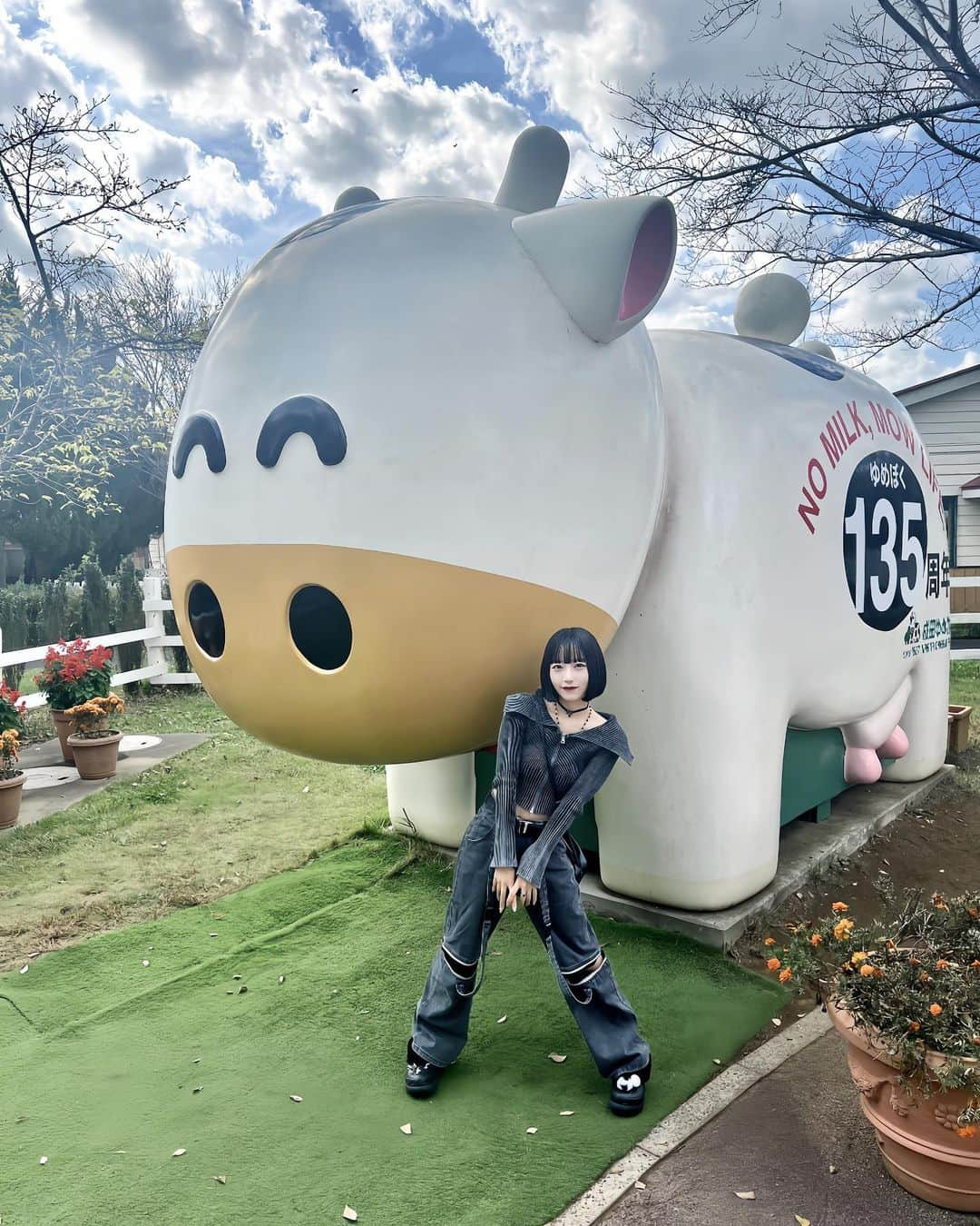 白釈迦遺のインスタグラム：「. 牧場最高 🌳🐏🐄🍦💐」