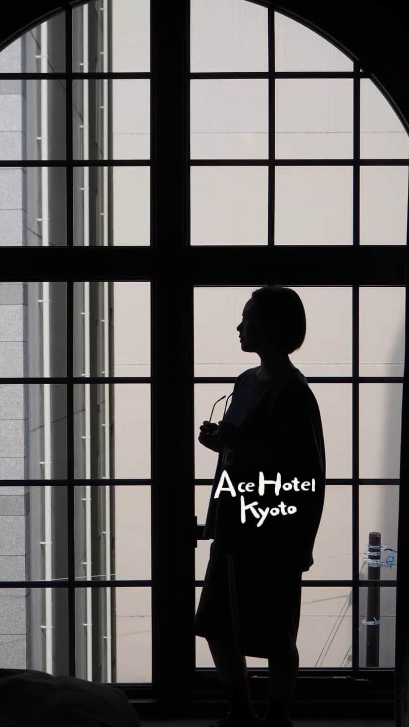 加藤るみのインスタグラム：「【Ace Hotel Kyoto】  かねてより「AceHotelはいいぞ…！」と噂を聞いていた👂　  京都はインバウンドで人がえらいこっちゃという感じですが、 いつ行く？いつ行く？を繰り返していたので、今でしょと。 (まだまだ京都の盛り上がりは続くであろう…。)  アートでクラッシック。 何から何までデザインが粋なホテルでした。  お気に入りの @bode のスウェットで💙  部屋に入ると、ギターやレコードがあって音楽を愉しむ居心地の良い空間。 Kool & the Gang流しながら、一旦小躍りしたよねw  一枚目、窓と影の感じが映画『パンチドランク・ラブ』みたいで(伝われ)気に入ってる写真。 (『パンチドランク・ラブ』と言えば、ロイヤルハワイアン…！ ここもいつか絶対に行きたいホテル。)  新風館でお買い物も楽しい、  京都は何回行っても飽きないな。  #パンチドランクラブ  #acehotel #acehotelkyoto  #エースホテル京都  #京都ホテル　 #るみのたび #京都 #京都観光 #京都旅行 #旅好き #ホテル好き #新風館 #エースホテル #ホテルステイ #レコード #kyoto #kyotojapan #kyototrip #bode」