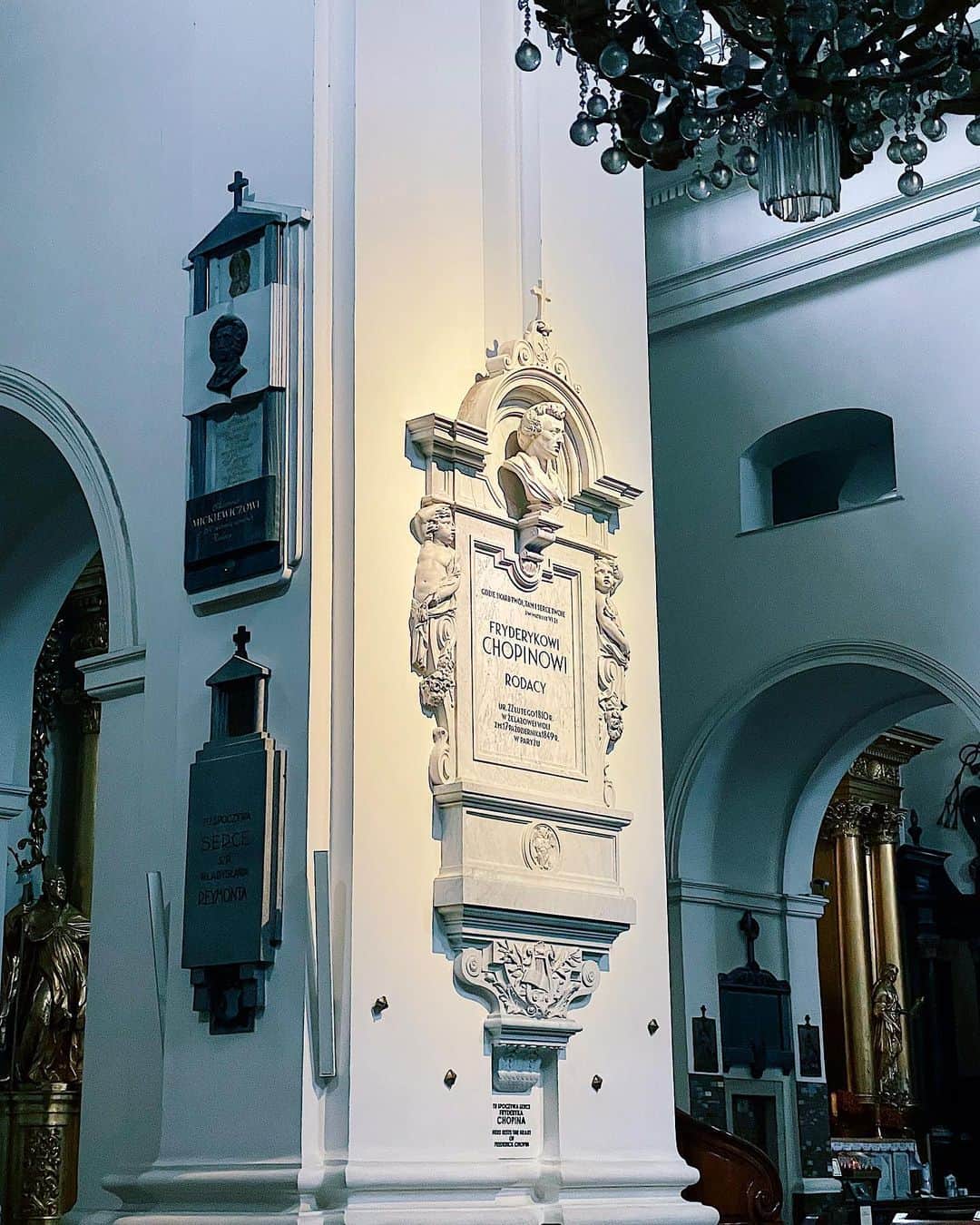 彩希エリナさんのインスタグラム写真 - (彩希エリナInstagram)「Holy Cross Church⛪️  ショパンの心臓が柱の中に眠っている聖十字架教会。  しばらくジーッと椅子に座って崇めて謎に半べそかきながらその後道を歩いてました。  なんとも言えない気持ちになったなぁ。  #travel #travelphotography #traveler #travellife #poland #warsaw #holycrosschurch #church #chopin #fryderykchopin #chopinsheart #旅 #旅行 #旅行記 #旅行写真 #旅行好き #旅行好きな人と繋がりたい #海外旅行 #海外旅行記 #海外旅行大好き #一人旅 #一人旅女子 #一人旅行 #ショパン #ショパンの心臓 #教会 #ポーランド #ワルシャワ #聖十字架教会 #kościółświętegokrzyża」11月11日 23時35分 - erina_saiki