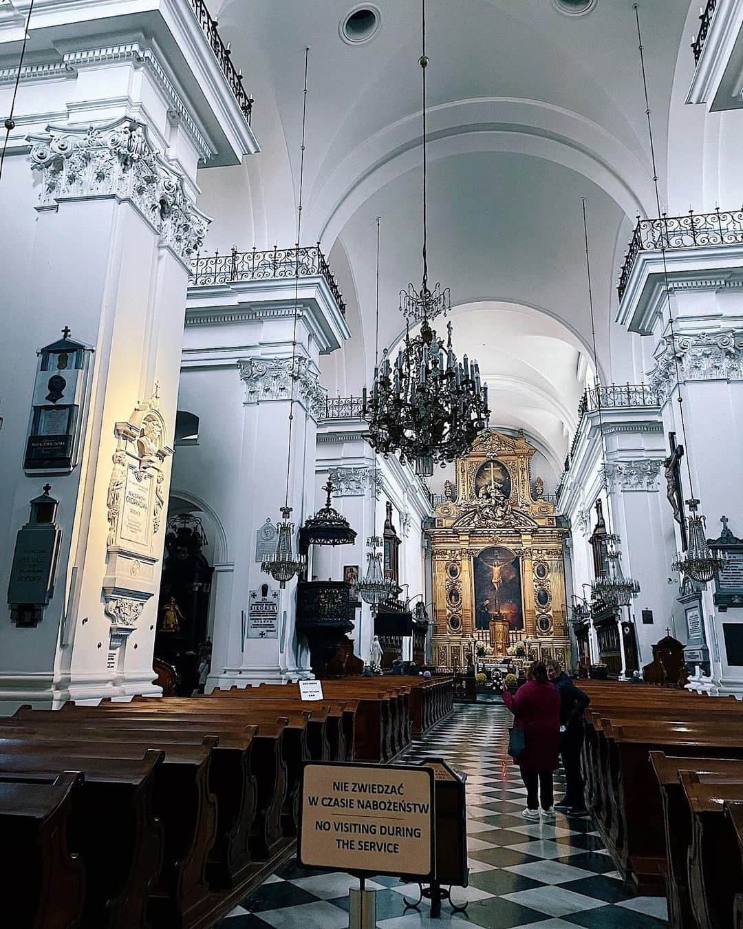 彩希エリナのインスタグラム：「Holy Cross Church⛪️  ショパンの心臓が柱の中に眠っている聖十字架教会。  しばらくジーッと椅子に座って崇めて謎に半べそかきながらその後道を歩いてました。  なんとも言えない気持ちになったなぁ。  #travel #travelphotography #traveler #travellife #poland #warsaw #holycrosschurch #church #chopin #fryderykchopin #chopinsheart #旅 #旅行 #旅行記 #旅行写真 #旅行好き #旅行好きな人と繋がりたい #海外旅行 #海外旅行記 #海外旅行大好き #一人旅 #一人旅女子 #一人旅行 #ショパン #ショパンの心臓 #教会 #ポーランド #ワルシャワ #聖十字架教会 #kościółświętegokrzyża」