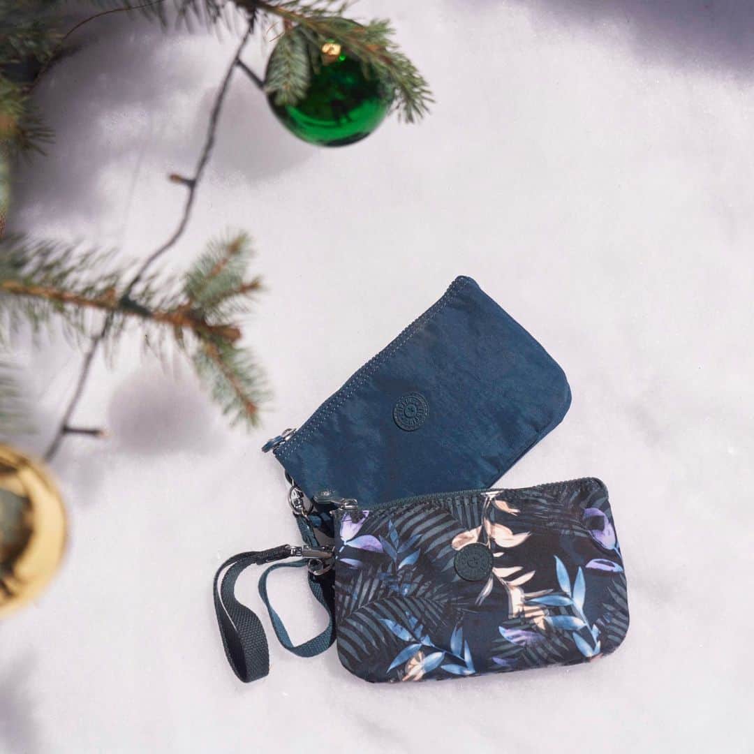 のインスタグラム：「Dashing through the snow with the Creativity pouch ❄️  #AllThingsMerry #HolidaySeason #NeverWithoutMyKipling #LiveLight」