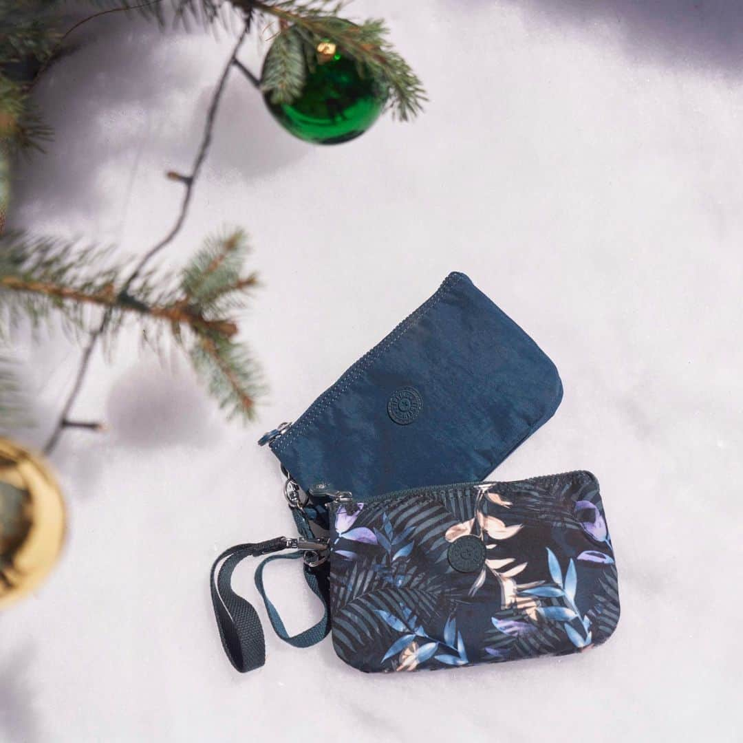 キプリングのインスタグラム：「Dashing through the snow with the Creativity pouch ❄️  #AllThingsMerry #HolidaySeason #NeverWithoutMyKipling #LiveLight」