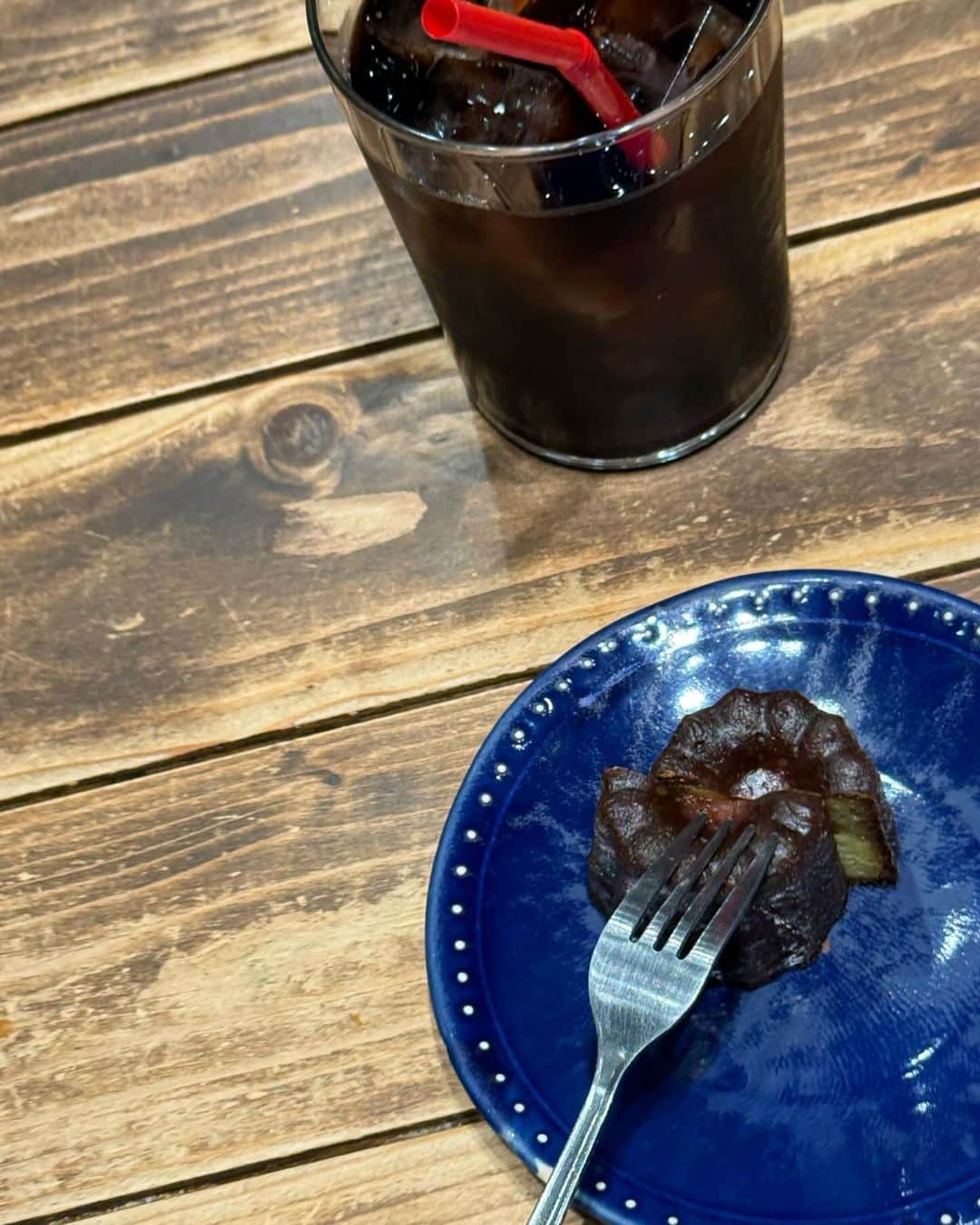 徳本夏恵（なちょす）さんのインスタグラム写真 - (徳本夏恵（なちょす）Instagram)「大好物のカヌレと恵比寿で見つけた秘密基地。 カフェでスイーツを食べながら定期的に考える時間をとるようにしてる。🍰❤︎  なにが好きやろうとか、 どーゆー時が楽しくて、 どーゆー時が辛くなるんやろう わたしっていまどこを素敵って思うんやろうって  自分でも自分のことってたまにわからなくなる時があるから、 客観的な意見で過ごしていないかな。 奥の奥のほーを理解してあげる時間。 こーゆーとめんどくさいことみたいに思えるかもしれないけど、 理解すればするほど、  ほんとのわたしの幸せをちゃん解読できてくるといいますかなんといいますか、 これがすき。これが嫌い。 たまーに、これだって進みたいところがみえてきたり、 わたしのことはわたしが一番理解してあげないとなって。 ここぞって時にブレないように準備しておく。  #iPhone15pro#なちよのぼやき」11月11日 23時43分 - nachos_kimono