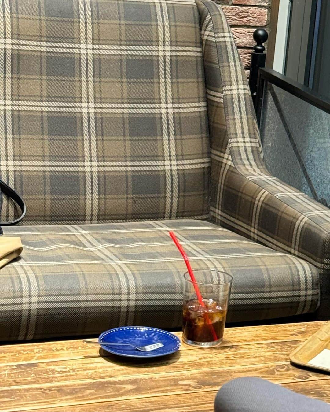 徳本夏恵（なちょす）さんのインスタグラム写真 - (徳本夏恵（なちょす）Instagram)「大好物のカヌレと恵比寿で見つけた秘密基地。 カフェでスイーツを食べながら定期的に考える時間をとるようにしてる。🍰❤︎  なにが好きやろうとか、 どーゆー時が楽しくて、 どーゆー時が辛くなるんやろう わたしっていまどこを素敵って思うんやろうって  自分でも自分のことってたまにわからなくなる時があるから、 客観的な意見で過ごしていないかな。 奥の奥のほーを理解してあげる時間。 こーゆーとめんどくさいことみたいに思えるかもしれないけど、 理解すればするほど、  ほんとのわたしの幸せをちゃん解読できてくるといいますかなんといいますか、 これがすき。これが嫌い。 たまーに、これだって進みたいところがみえてきたり、 わたしのことはわたしが一番理解してあげないとなって。 ここぞって時にブレないように準備しておく。  #iPhone15pro#なちよのぼやき」11月11日 23時43分 - nachos_kimono