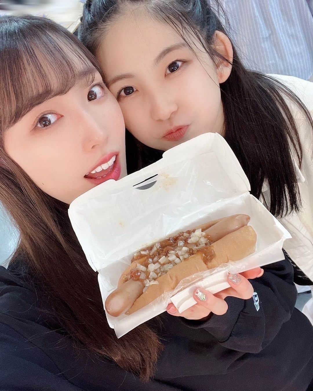 のインスタグラム：「今日は16期メンバー らいりーのお誕生日໒꒱*。  ついに成人という事で、 今度14日の夜10時に成人一発目のお仕事一緒に出来るのが嬉しすぎます\(*ˊᗜˋ*)/♡  らいりー、えりぽんと3人！ 楽しみずき～💕 ハロ通GAMES遊びにきてね🎮  持ってるのはモスバーガーの 私の推しメニューチリドック🌭 好きすぎる〜♪  #朝モスしよ #モスバーガー #チリドック #morningmusume23 #モーニング娘 #morningmusume #モーニング娘23 #櫻井梨央 ちゃん #Birthdaygirl  #譜久村聖」