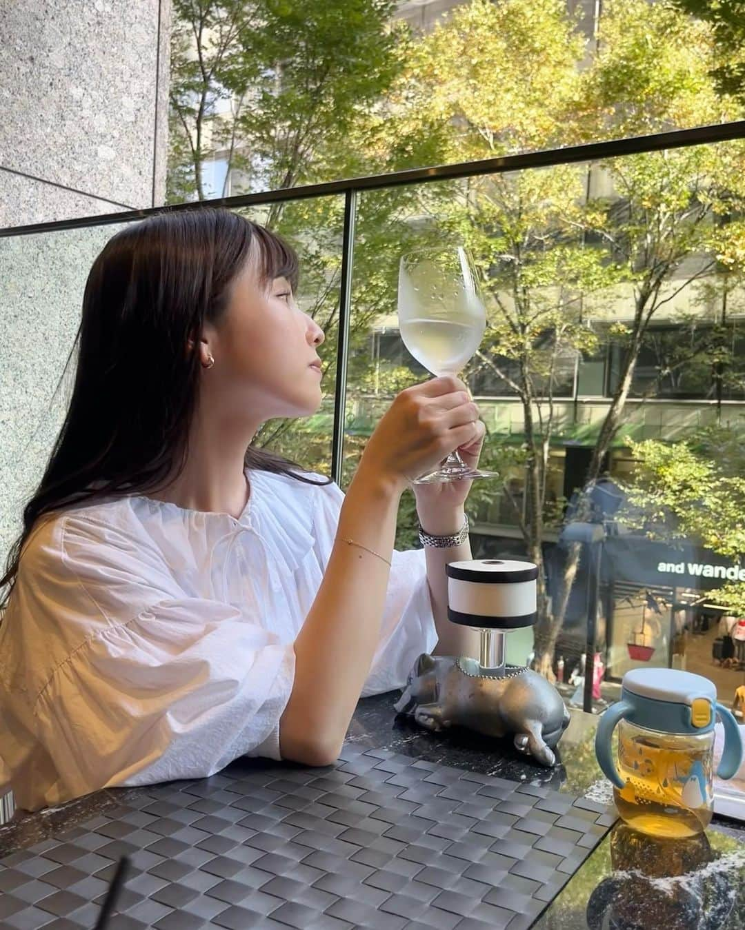 松雪彩花さんのインスタグラム写真 - (松雪彩花Instagram)「大好きなステーキハウスヘ🥩 かっこつけて飲んでいますが、炭酸水です。炭酸水だいすき。 そしてここのチーズケーキが本当に美味しいの…。 コース食べた後でも絶対完食出来ちゃう。 11月の初め、まだ暑さが残る日。 ノースリーブの方も見かけた👀 でも今日は寒いよね。 #mortonssteakhouse #丸の内 #テラスでのんびり #マグマグの存在感　#11月に夏日 #そして一気に冷える」11月11日 23時44分 - ayakamatsuyuki