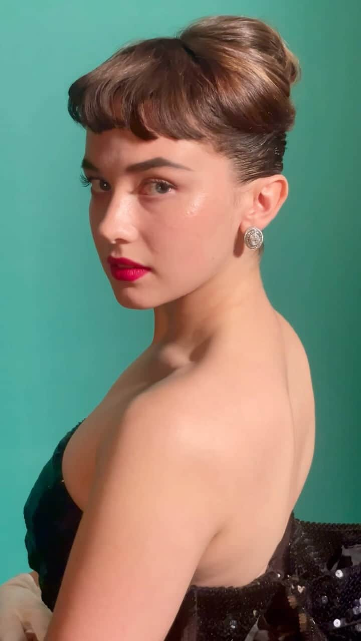 V Magazineのインスタグラム：「#BTS | Come behind the scenes with @caileespaeny on set of her cover shoot for our new V145 Winter 2023 Issue. Watch as the actress takes the form of Hollywood legends Audrey Hepburn, Liza Minnelli, and Elizabeth Taylor. Head to the link in our bio to read the full cover story + Order your copy of V145 at shop.vmagazine.com. — (🎥: @francogobbihair)」