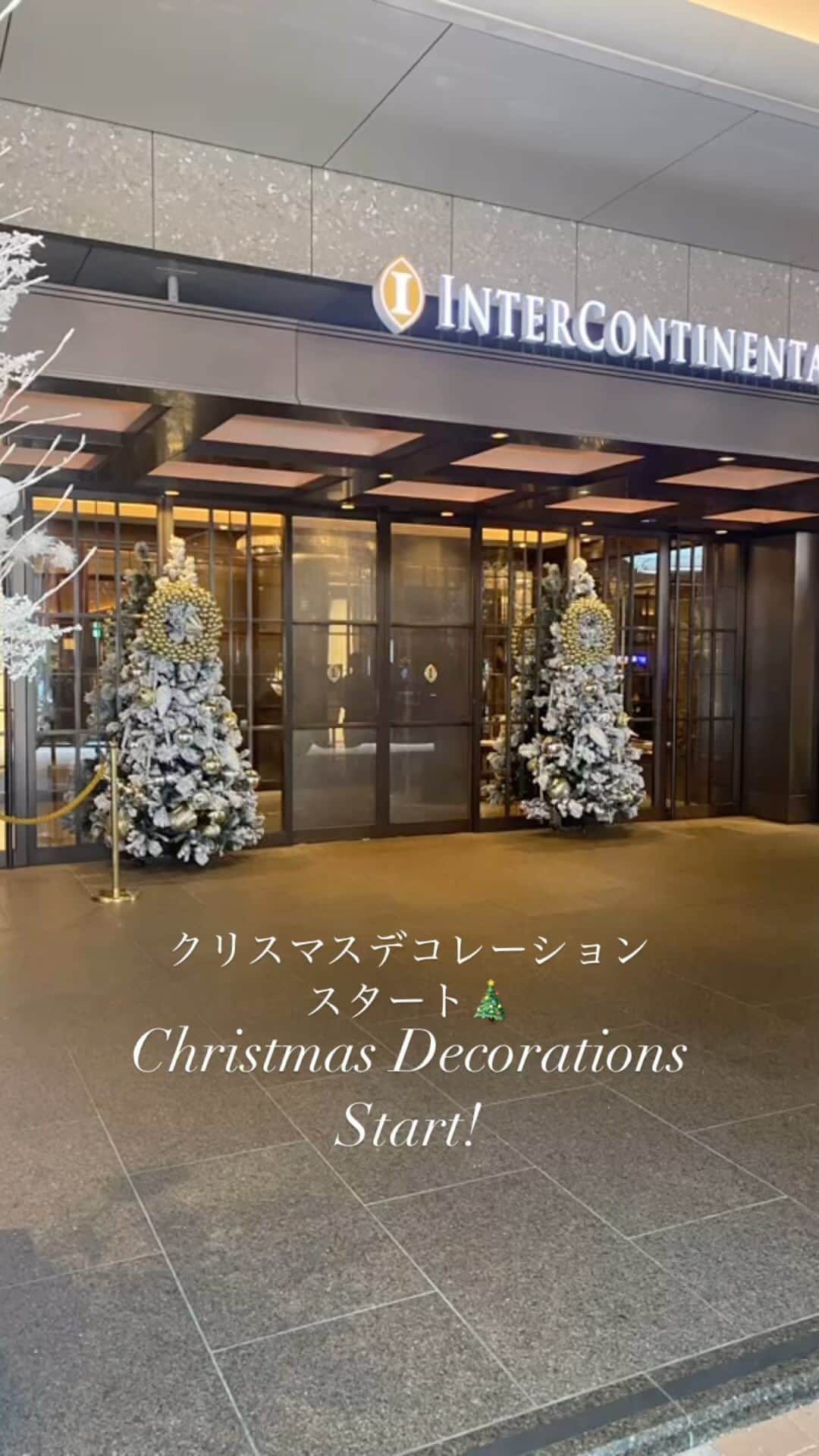 InterContinental Tokyo Bayのインスタグラム：「. クリスマスデコレーションがスタート🎄  今年は、エントランスに白い木々が置かれ、ホワイトクリスマスを演出。 撮影スポットもたくさんございますので、記念撮影をお楽しみください💕  #ホテルインターコンチネンタル東京ベイ  #intercontinentaltokyobay  #インターコンチネンタル東京ベイ  #intercontinental  #クリスマスデコレーション #christmasdecorations  #クリスマス #christmas #noel #🎄 #🎅  #chefslivekitchen #シェフズライブキッチン  #nyloungeboutique #nyラウンジブティック #ハドソンラウンジ #hudsonlounge  #ニューヨークラウンジ #newyorklounge」