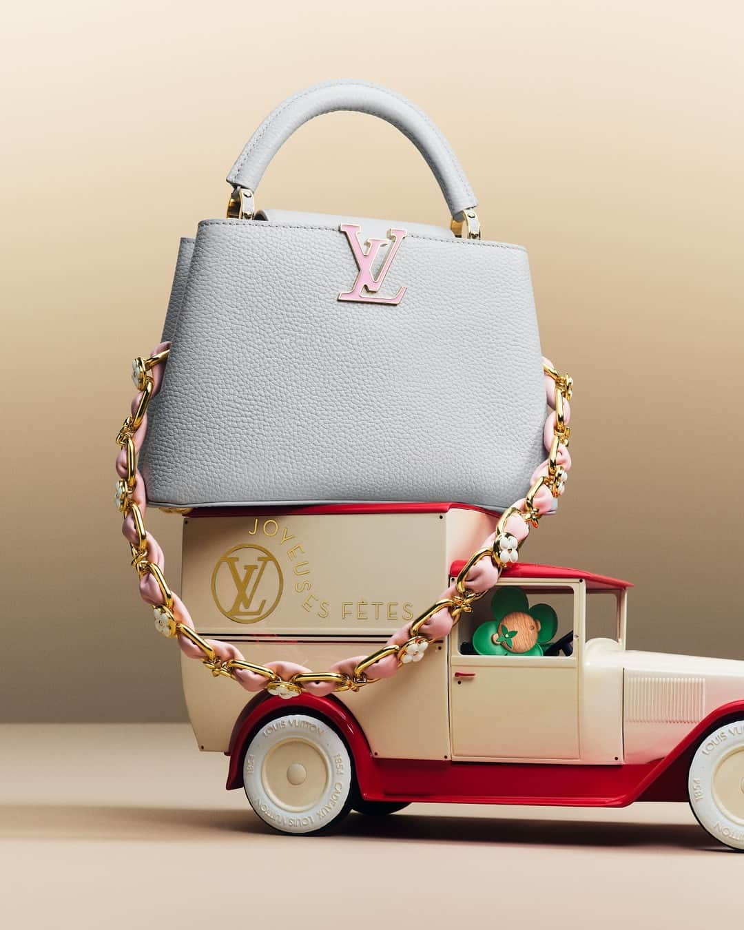 ルイ・ヴィトンのインスタグラム：「Holiday Season. Shining a festive light on the Maison's emblematic icons, a collection of signature Women's bags and leather goods features in the latest gift selection by Louis Vuitton. Discover the coveted creations of the Holiday Gift Guide via link in bio.  #LVGifts #LouisVuitton」