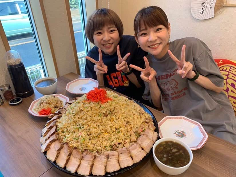 かこのインスタグラム：「39名さんでめーーーーーーっちゃくちゃ大きい炒飯作っていただきました🫶🏻器は持参で！笑 すごく大変やのに20人前を快く作ってくださって😭本当にありがとうございます🙇チャーハンスープもめちゃくちゃ美味しいのでオススメです！！そして何よりチャーハンの美味しさ…。ビジュアルが無敵すぎる😂✨1人前がミニチュアに見える！笑 是非39名さんへ行ってみてください！！！ #柏濃麺や39名 #39名 #炒飯 #チャーハン #町中華 #千葉 #柏 #大食い #はらぺこツインズ #双子 #먹방 #대식가 #먹팔 #먹팔해요 #먹스타그램 #대식가 #mukbank #大胃王 #モッパン #ความตะกละ  #Gula #デカ盛り」