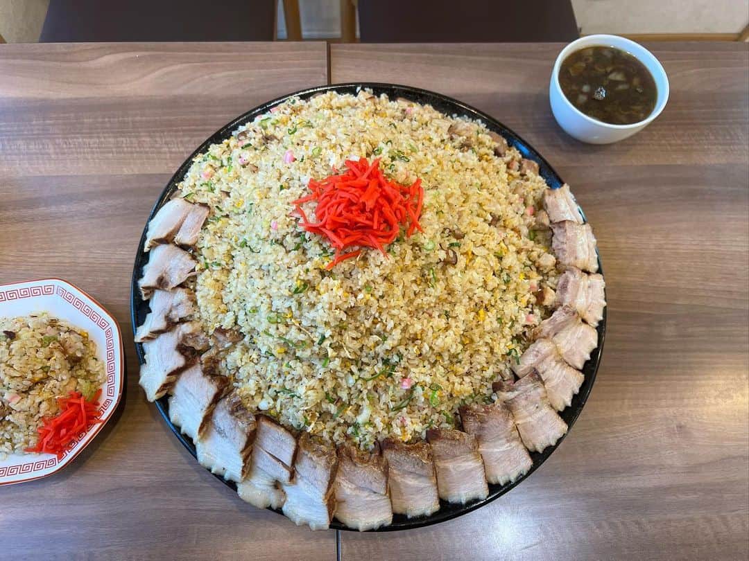 かこさんのインスタグラム写真 - (かこInstagram)「39名さんでめーーーーーーっちゃくちゃ大きい炒飯作っていただきました🫶🏻器は持参で！笑 すごく大変やのに20人前を快く作ってくださって😭本当にありがとうございます🙇チャーハンスープもめちゃくちゃ美味しいのでオススメです！！そして何よりチャーハンの美味しさ…。ビジュアルが無敵すぎる😂✨1人前がミニチュアに見える！笑 是非39名さんへ行ってみてください！！！ #柏濃麺や39名 #39名 #炒飯 #チャーハン #町中華 #千葉 #柏 #大食い #はらぺこツインズ #双子 #먹방 #대식가 #먹팔 #먹팔해요 #먹스타그램 #대식가 #mukbank #大胃王 #モッパン #ความตะกละ  #Gula #デカ盛り」11月11日 23時47分 - harapeko__kako