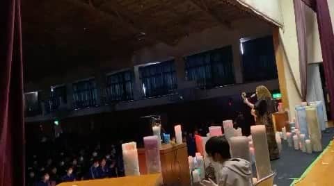 HanaHのインスタグラム：「福島第四中学校 @lovefornippon 月命日 ジュンさん @candle_june  に連れてきてもらいました🕯️ デビュー15周年の私と、15歳の中学生達。 そして民謡チャンピオン18歳のカオンちゃんとビートボクサーひす。10歳の音響しょうり君。すごいな君たち。  新しい朝〜きみ〜に歌おう〜  ふとした時に口ずさんでもらえたら 思い出してもらえたら 音楽やってきてヨカタ、と思えます というか、音楽やってきてヨカタ、と今日思いました。感謝🫶」