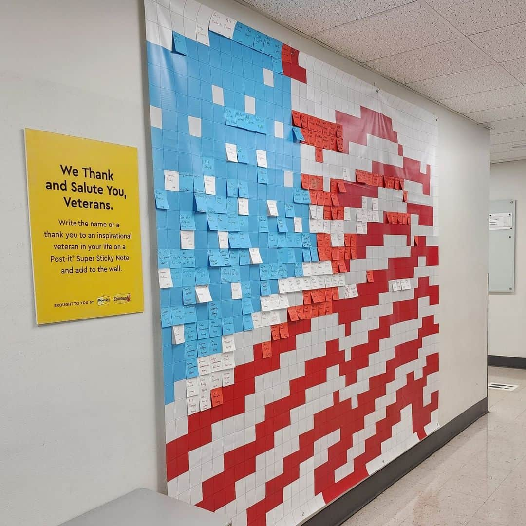 ポスト・イットのインスタグラム：「Another year of honoring veterans through Post-it® Notes! 🇺🇸 In appreciation to all those who have served, and continue to serve the United States, we again encouraged 3M teams all over the country to write a message of inspiration and gratitude on red, white, and blue Post-it® Notes – creating an American flag mural of appreciation for Veterans Day ❤️ #happyveteransday #veteransday #postit #postitnotes #postitmural」