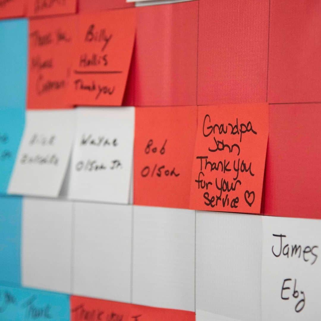 ポスト・イットさんのインスタグラム写真 - (ポスト・イットInstagram)「Another year of honoring veterans through Post-it® Notes! 🇺🇸 In appreciation to all those who have served, and continue to serve the United States, we again encouraged 3M teams all over the country to write a message of inspiration and gratitude on red, white, and blue Post-it® Notes – creating an American flag mural of appreciation for Veterans Day ❤️ #happyveteransday #veteransday #postit #postitnotes #postitmural」11月12日 0時00分 - postit