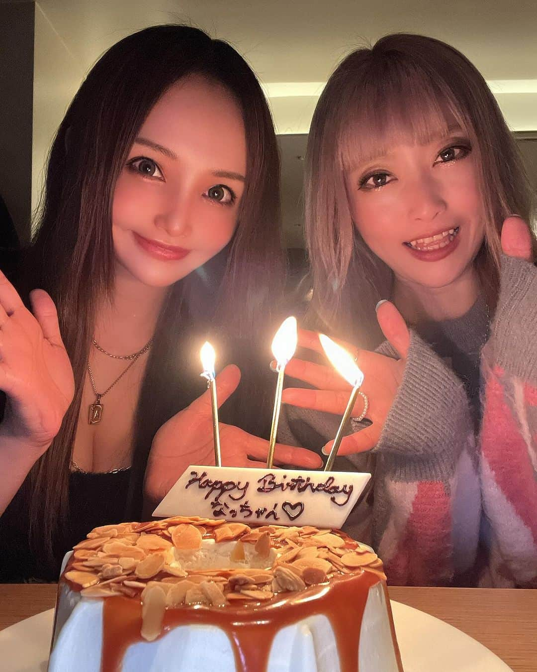 宇佐美あいりのインスタグラム：「先日親友のなっちゃんのお誕生日🎂 祝い🥂で久しぶりに2人でデート👩‍❤️‍👩  結婚式とかもあったから なかなか会えなくて やっと会えたからうれぴ💗  遅くなったけど 今年もお祝いできて よかった☺️✨  ご飯もケーキ🎂もプレゼント🎁 も気に入ってくれたし😻  久しぶりに話せて楽しかったな(〃・ω・〃)  #お祝い#誕生日#happybirthday#バースデー#バースデーケーキ#gourmet#グルメ#渋谷グルメ#恵比寿#恵比寿グルメ#マーサーカフェダンロ#cosme#コスメ#プレゼント#dior#diorコスメ#present#instadaily#instalike#igers #selfie#instagood#pleaselike #followme#japanesegirl」