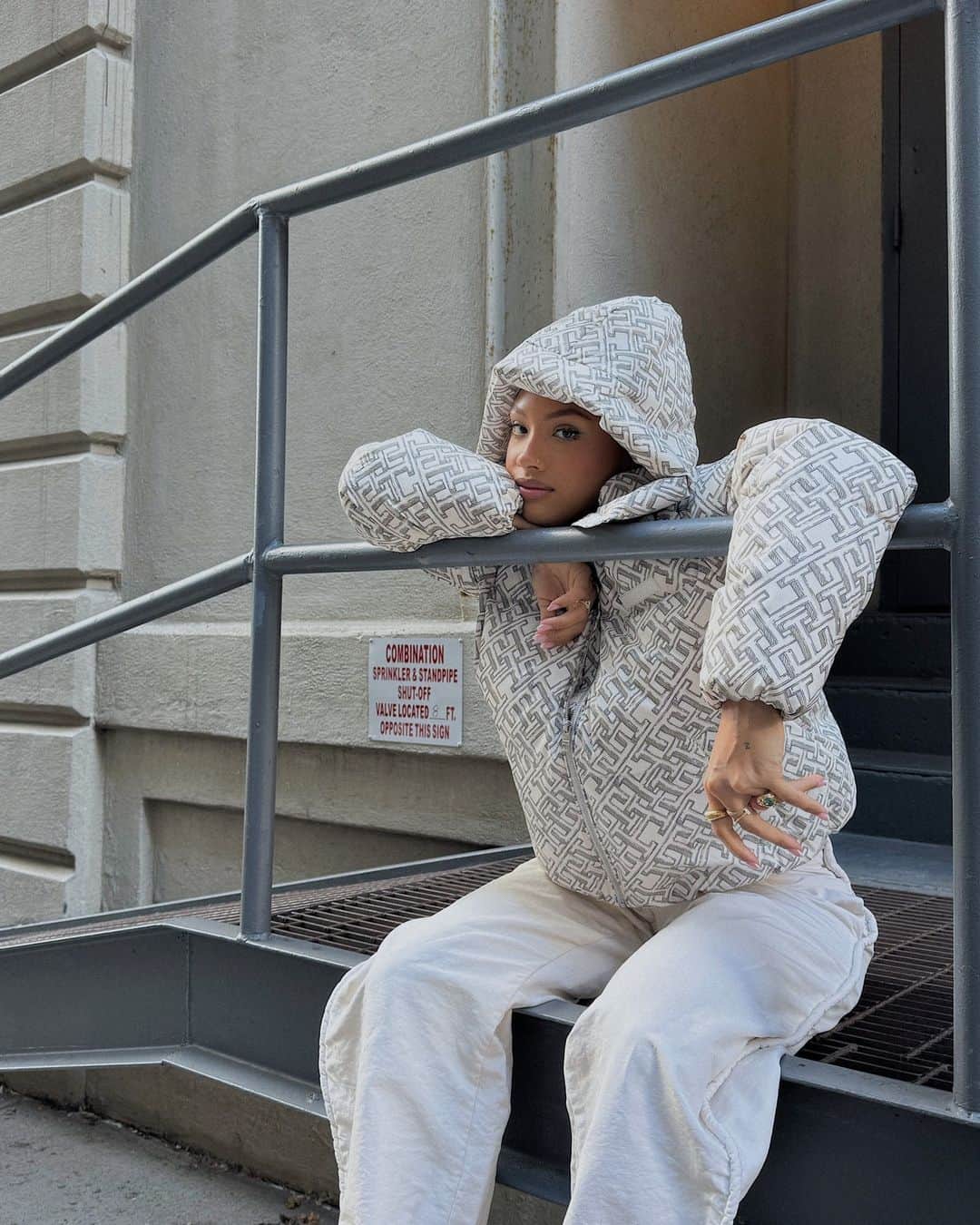 Tommy Hilfigerのインスタグラム：「Streetstyle energy with @looseunicorns #PufferSeason」