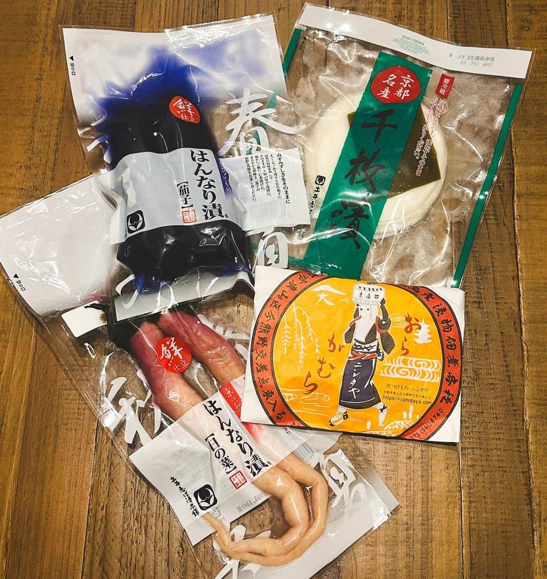 大瀧彩乃さんのインスタグラム写真 - (大瀧彩乃Instagram)「・ この前の京都🍂  •swissさんのlimited shop☕️ •@loto.kyoto ☕️🍪　@here.kyoto と @holm.kurume の豆を使ってくださっています。 @masayotakeda22 さんの焼きたてフィナンシェ美味しかった〜。 • @saibakes_kyoto の大好きな焼き菓子は @karin__takeda から♡ •たーくさんのお漬物は @eizando.kyoto のお母さんとお姉さんから🍆🥬✨  #東京京都生活」11月11日 23時53分 - _ayanootaki_