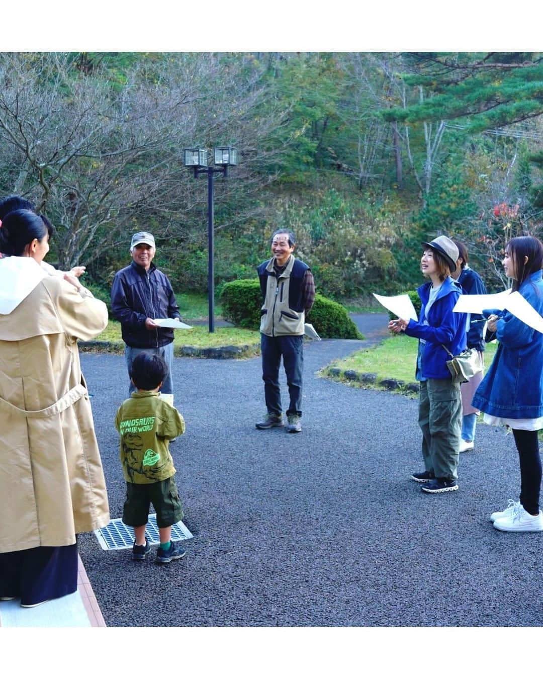 高橋万里恵さんのインスタグラム写真 - (高橋万里恵Instagram)「* 🌳環境省森里川海アンバサダー🌳 ✨住環境チーム✨ . . このメンバーで福島県伊達市へ視察へ^ ^ 住環境チームでは「心のふるさとづくり」を テーマに活動しています😊 . . 今回はチームメンバーの長沢裕ちゃんの地元の豊かな森が自然共生サイトに登録出来ないかと皆んなで視察へ😊😊 . . 地元の方とも沢山交流して、改めて日本の里山の豊かさを実感しました^ ^ そしてチーム住環境の居心地の良さと熱量に今後の展開が楽しみ過ぎます😊 . . 〜〜自然共生サイト認定の背景〜〜 生物多様性条約第15回締約国会議（CBD-COP15）において、2030年までの新たな世界目標である「昆明・モントリオール生物多様性枠組」が採択されました。この世界目標を踏まえ、我が国では世界に先駆けて2023年３月に「生物多様性国家戦略」を改定し、2030年ミッションとして、生物多様性の損失を止め、反転させる「ネイチャーポジティブ」の実現を掲げています。この実現に向けて、2030年までに陸と海の30％以上を健全な生態系として効果的に保全しようとする目標（30by30目標）を位置付けています。   〜〜自然共生サイト認定とは〜〜 ネイチャーポジティブの実現に向けた重要な取組の一つとして、環境省では、企業の森や里地里山、都市の緑地など「民間の取組等によって生物多様性の保全が図られている区域」を「自然共生サイト」として認定する仕組みを令和５年度から開始しました。 　本年４月から申請受付を開始し、有識者審査を経て、令和５年10月６日に、初めての環境大臣認定となる122か所（35都道府県）が決定しました。今回認定が決定した122か所の合計面積は約7.7万haであり、国土の約0.2％を占め、東京23区や琵琶湖を超える大きさになります。 　なお、これらの自然共生サイトについては、今後、保護地域との重複を除いた区域を、OECM（Other Effective area-based Conservation Measures：保護地域以外で生物多様性保全に資する区域）として国際データベースに登録することを予定しています。」11月11日 23時53分 - marie__takahashi