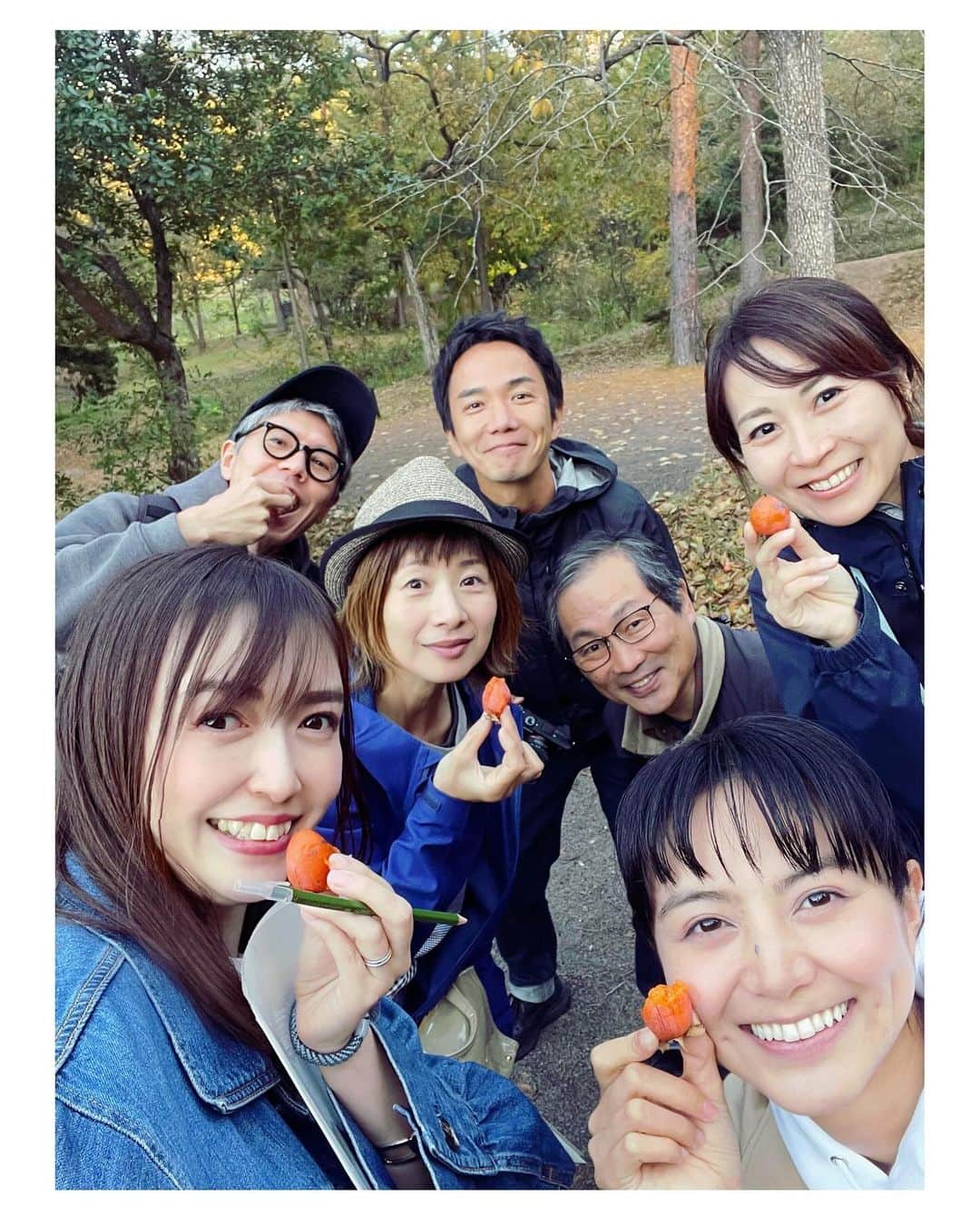 高橋万里恵のインスタグラム：「* 🌳環境省森里川海アンバサダー🌳 ✨住環境チーム✨ . . このメンバーで福島県伊達市へ視察へ^ ^ 住環境チームでは「心のふるさとづくり」を テーマに活動しています😊 . . 今回はチームメンバーの長沢裕ちゃんの地元の豊かな森が自然共生サイトに登録出来ないかと皆んなで視察へ😊😊 . . 地元の方とも沢山交流して、改めて日本の里山の豊かさを実感しました^ ^ そしてチーム住環境の居心地の良さと熱量に今後の展開が楽しみ過ぎます😊 . . 〜〜自然共生サイト認定の背景〜〜 生物多様性条約第15回締約国会議（CBD-COP15）において、2030年までの新たな世界目標である「昆明・モントリオール生物多様性枠組」が採択されました。この世界目標を踏まえ、我が国では世界に先駆けて2023年３月に「生物多様性国家戦略」を改定し、2030年ミッションとして、生物多様性の損失を止め、反転させる「ネイチャーポジティブ」の実現を掲げています。この実現に向けて、2030年までに陸と海の30％以上を健全な生態系として効果的に保全しようとする目標（30by30目標）を位置付けています。   〜〜自然共生サイト認定とは〜〜 ネイチャーポジティブの実現に向けた重要な取組の一つとして、環境省では、企業の森や里地里山、都市の緑地など「民間の取組等によって生物多様性の保全が図られている区域」を「自然共生サイト」として認定する仕組みを令和５年度から開始しました。 　本年４月から申請受付を開始し、有識者審査を経て、令和５年10月６日に、初めての環境大臣認定となる122か所（35都道府県）が決定しました。今回認定が決定した122か所の合計面積は約7.7万haであり、国土の約0.2％を占め、東京23区や琵琶湖を超える大きさになります。 　なお、これらの自然共生サイトについては、今後、保護地域との重複を除いた区域を、OECM（Other Effective area-based Conservation Measures：保護地域以外で生物多様性保全に資する区域）として国際データベースに登録することを予定しています。」