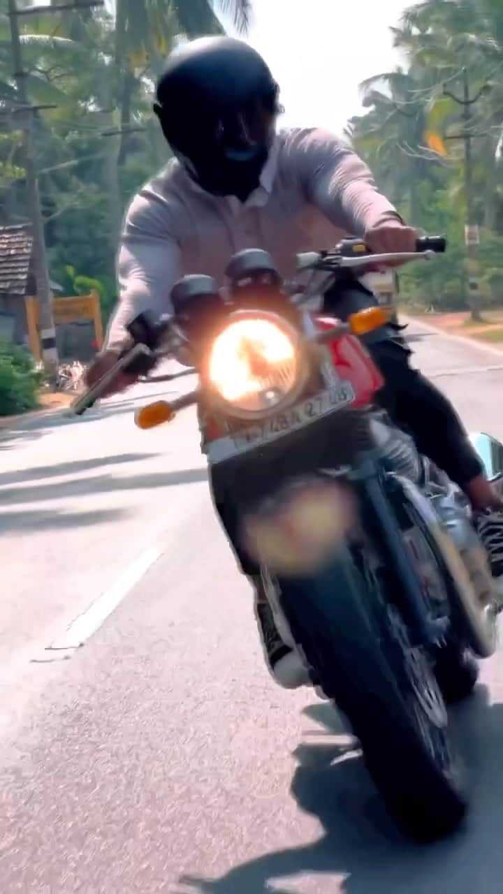 epidemic_motorsのインスタグラム：「Magic flight   @the_hyna_650 🚀🚀🚀」