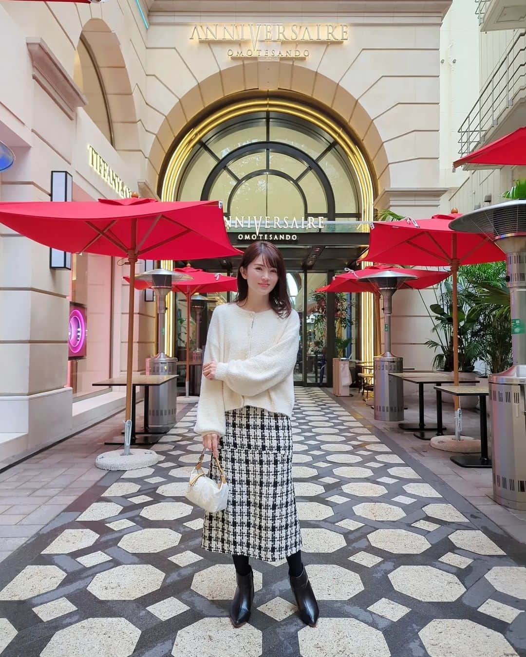 三宅裕子のインスタグラム：「\ お得情報あり 🎉 /  今日は完全に冬❄な寒さだった🐰💦 皆さん気温差に気をつけてくださいね。  昨日はコート着なくても〇だったのが信じられない。。  大好きな @shein_japan  シーインから日本人向けのライン ⁡ 【FRIFUL】が新しく出たよ👌🏻´- お仕事で着られるものから、カジュアル、 パーティーシーンのも🎶 サイズ選びが日本ブランドと 同じ感覚でできた✨  ❁FRIFUL 格子縞プリント スプリットヘムスカート 商品番号:21513219 Sサイズ ￥2,228 ツイードもしっかり厚手でラインもきれいだったよ。  ❁DAZY Kpop ドロップショルダー ふわふわニット  ボタンフロント カーディガン 商品番号:12203176 Mサイズ (肩幅が広いからMにしたけれだ⁡ ⁡袖がかなり長くなるのでSでもいいかも💦) ￥2,922⁡ カーデの手触りがふわもこで気持ち良すぎて こちらも写真通りでかなり可愛い♡⁡ ⁡ ⁡ ⁡⁡165㌢ 骨格ウェーブ やや細め ⁡ SHEINはレディース以外にもメンズ、キッズ、 ベビー、カー用品、ペット用品、インテリア、 電化製品まで幅広くあるよ🎶⁡ ⁡  期間中何度でも使用できるので クーポン🉐お得にお買い物してね！ ↓↓↓  🎉クーポンコード🎉 FRIFUL90  ※0-5999円で15%オフ,  6000円以上のご購入で20％オフ ※有効期限：2024/12/31" ⁡ ⁡⁡ ⁡⁡ ⁡ ⁡⁡.*･ﾟ　.ﾟ･*. PR #SHEIN #SHEINコーデ  #BeSHEINモデル #SHEINコーデ #SHEIN購入品 #秋コーデ  #シーイン #FRIFUL #オフィスカジュアル #FRIFULコーデ #BeSHEINモデル #購入品紹介 #きれいめカジュアル #SHEIN購入品 ⁡⁡#秋コーデ ⁡#購入品紹介  #awcollection ⁡#2023awcollection  #ツイードスカート #パーティーコーデ」