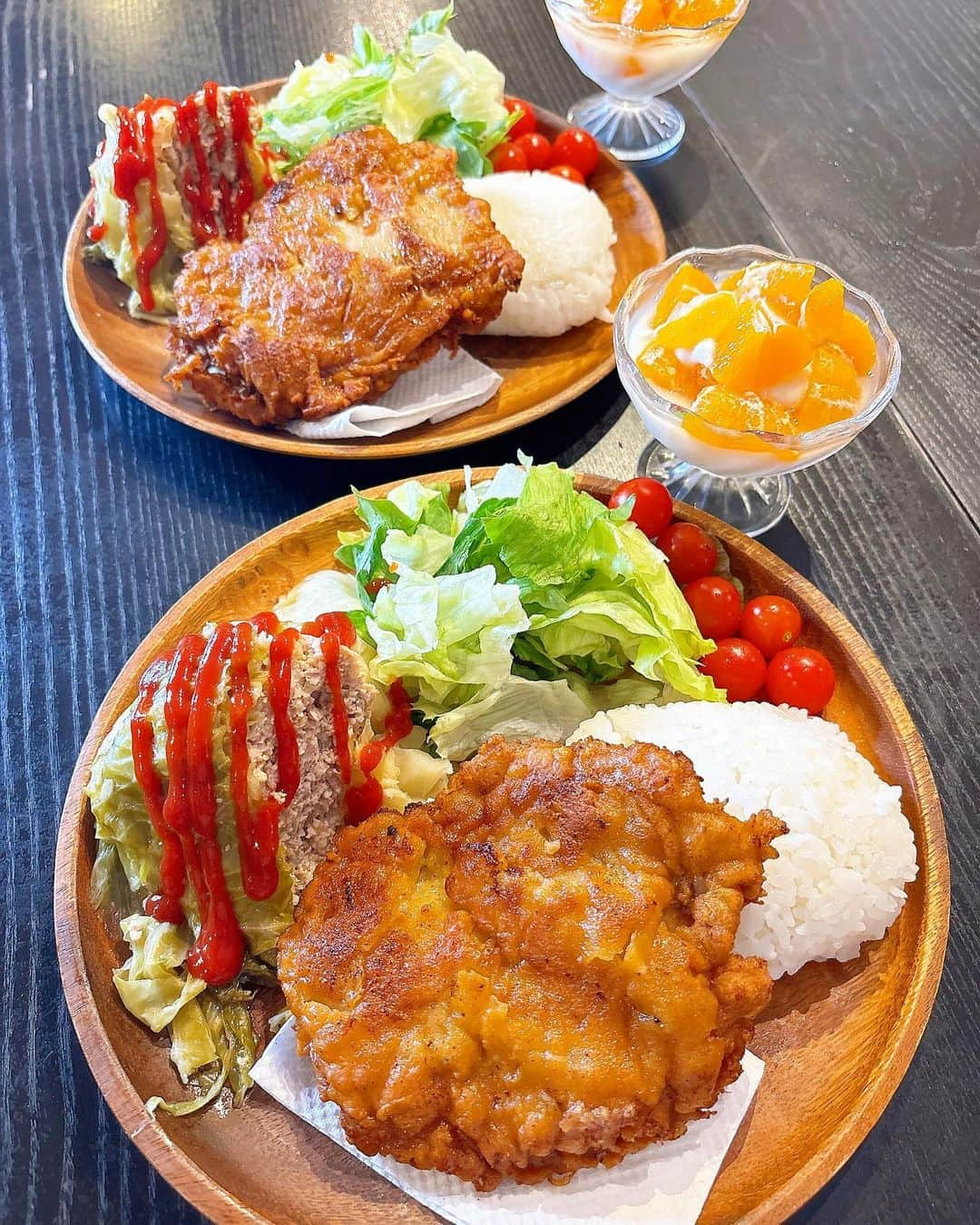 みきママのインスタグラム：「【ロールキャベツとチキチキボーン味のフライドチキンのワンプレートです！！】  今日は1時間かけて、ロールキャベツを煮てさ、チキチキボーン味のフライドチキンを作ったので、  私「ご飯できたよー」って、みんなにメールをしたら、  はる兄「今日バイトだからいらない。」ってさ。  私、やけ食いしました。れんくんからはメールが来ません😭😭😭  #みきママ　#ロールキャベツ #チキチキボーン #フライドチキン #ワンプレート #料理 #簡単料理 #friedchicken」