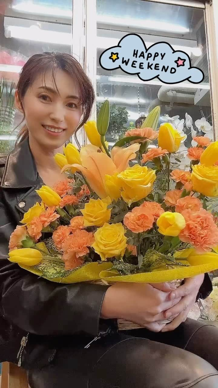 中山千桂子のインスタグラム：「革ジャン姉さん登場‼️  革ジャンでflorist day🤣  急に寒くなって 待ってましたの革ジャンの季節😎 制服のように毎日着たいくらいです💦  アレンジメント３つと ブーケにも挑戦してみました💐  なかなか難しいぞよ…  練習して経験値を増やさないとね🤗✨  素敵な日曜日をお過ごしくださーい🙏  #フルールアベ #徳島花屋 #フローリスト #はなのある暮らし #花好きな人と繋がりたい #ウェディングブーケ💐 #花と向き合う時間が好き #革ジャン #革ジャン好き」