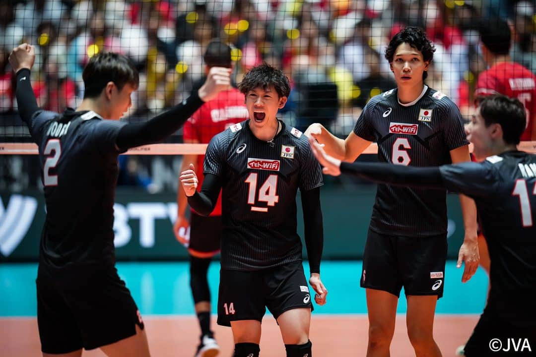 公益財団法人日本バレーボール協会のインスタグラム：「／ #バレーボール男子日本代表 フォトギャラリー 🏐 ＼   今回は「FIVBパリ五輪予選/ワールドカップバレー2023」を写真で振り返り📸  写真でも伝わるほどの ものすごい躍動感👀  皆さんもお気に入り写真に #フォトギャラリー をつけて ぜひ投稿してください😁  #ALLforPARIS #CatchOurDream」