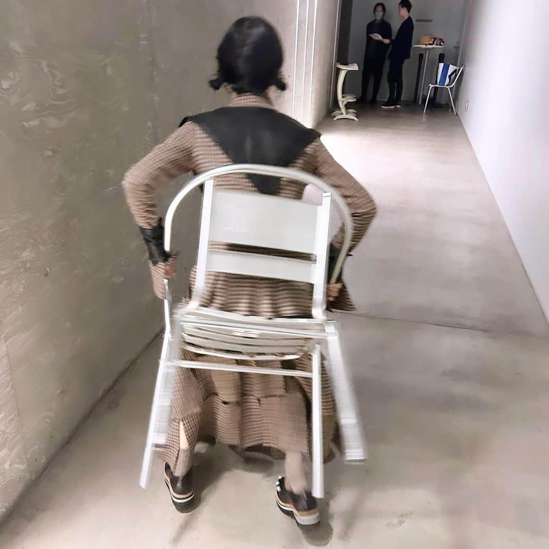 佐倉綾音さんのインスタグラム写真 - (佐倉綾音Instagram)「【劇場版のんのんびより ばけーしょん　上映舞台挨拶】 〈11月11日(土)開催〉  更なるオフショットです！ オシャレ写真を撮ってもらっているのに、突然椅子を持って走り出す佐倉。  改めまして、お越しくださった皆さまありがとうございました！  #のんのんびより #劇場版のんのんびよりばけーしょん  #越谷夏海 #佐倉綾音 #佐倉綾音mg」11月12日 0時01分 - ayane.sakura.mg