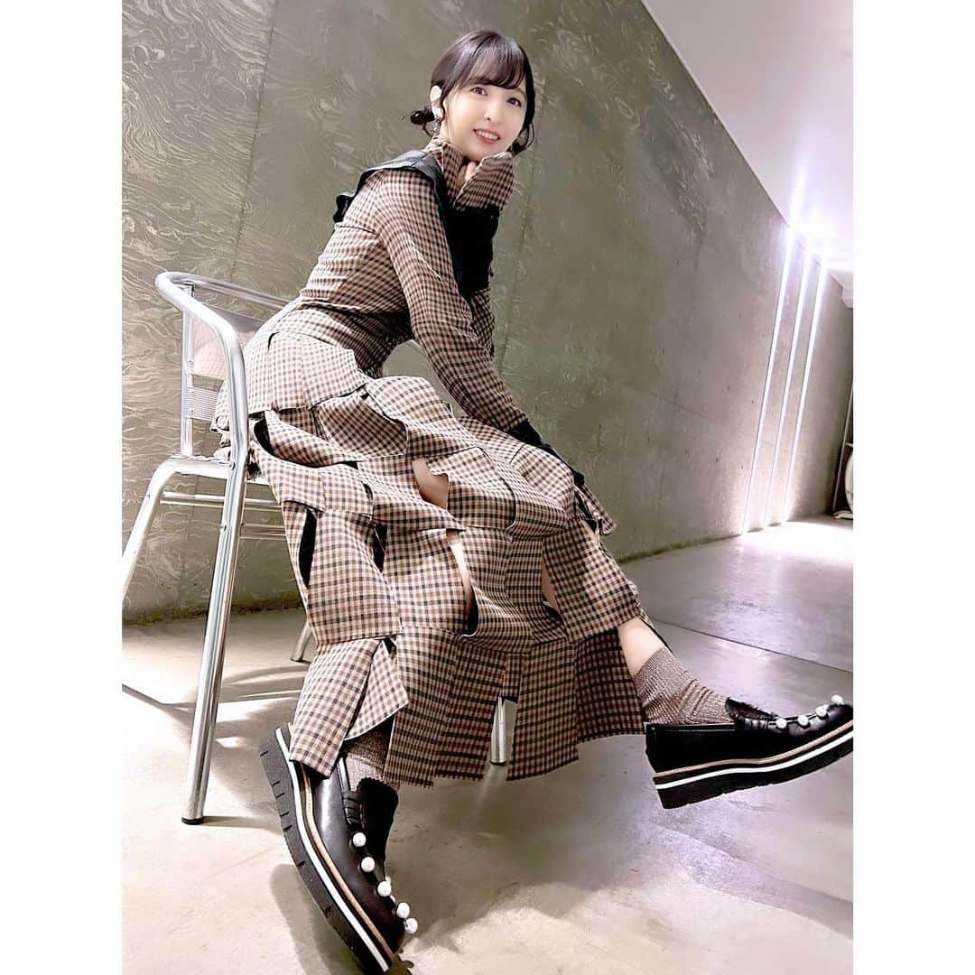 佐倉綾音のインスタグラム：「【劇場版のんのんびより ばけーしょん　上映舞台挨拶】 〈11月11日(土)開催〉  更なるオフショットです！ オシャレ写真を撮ってもらっているのに、突然椅子を持って走り出す佐倉。  改めまして、お越しくださった皆さまありがとうございました！  #のんのんびより #劇場版のんのんびよりばけーしょん  #越谷夏海 #佐倉綾音 #佐倉綾音mg」