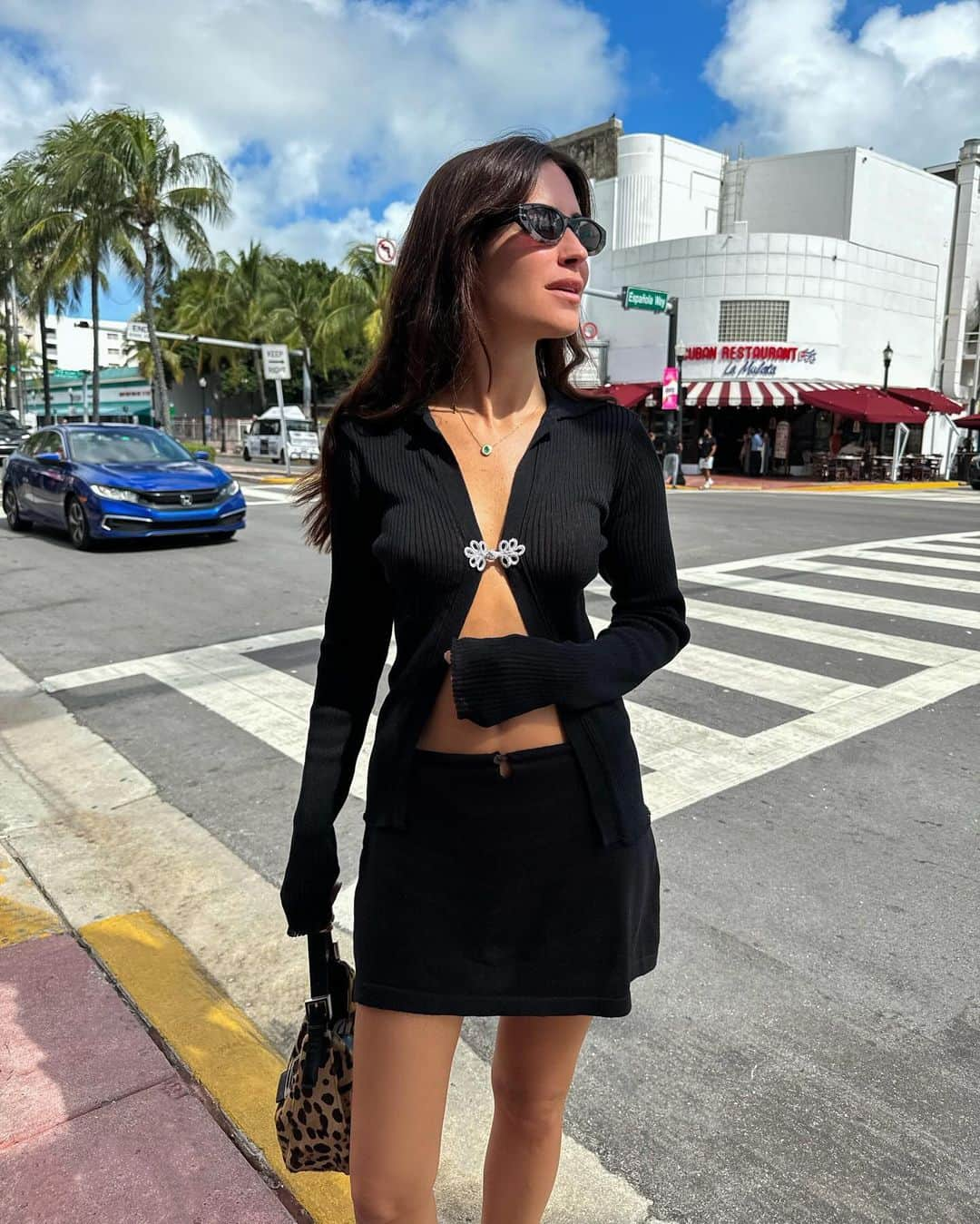 ガラ・ゴンザレスさんのインスタグラム写真 - (ガラ・ゴンザレスInstagram)「Miami me lo confirmó. I remember when @rachelzeilic and I used to talk about moving half of the year to this heavenly tropical paradise ( almost a decade ago). And every time I’m back I wish we had done it. It’s the only place where I let my most Latin side shine like a bright diamond. Where (weirdly) I feel at home and the temperature is just simply: perfect 👌」11月12日 0時01分 - galagonzalez