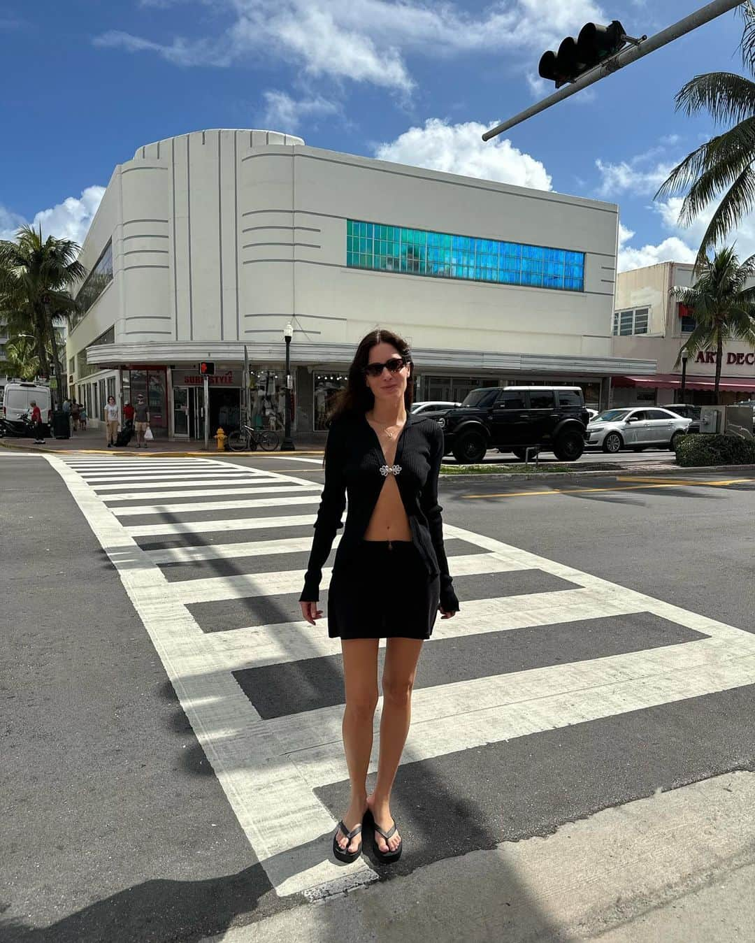 ガラ・ゴンザレスさんのインスタグラム写真 - (ガラ・ゴンザレスInstagram)「Miami me lo confirmó. I remember when @rachelzeilic and I used to talk about moving half of the year to this heavenly tropical paradise ( almost a decade ago). And every time I’m back I wish we had done it. It’s the only place where I let my most Latin side shine like a bright diamond. Where (weirdly) I feel at home and the temperature is just simply: perfect 👌」11月12日 0時01分 - galagonzalez