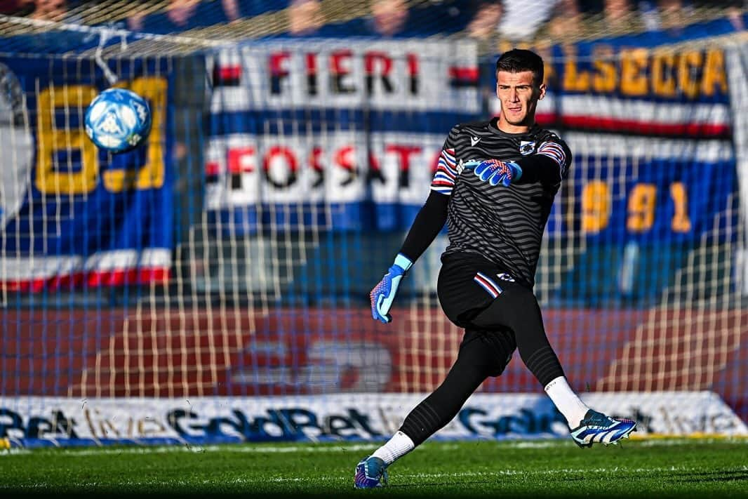 UCサンプドリアさんのインスタグラム写真 - (UCサンプドリアInstagram)「🔥 WARM UP   Forza ragazzi! 👊🏻  #ModenaSamp | #SerieBKT   #ForzaDoria 🔵⚪️🔴⚫️⚪️🔵」11月12日 0時03分 - sampdoria