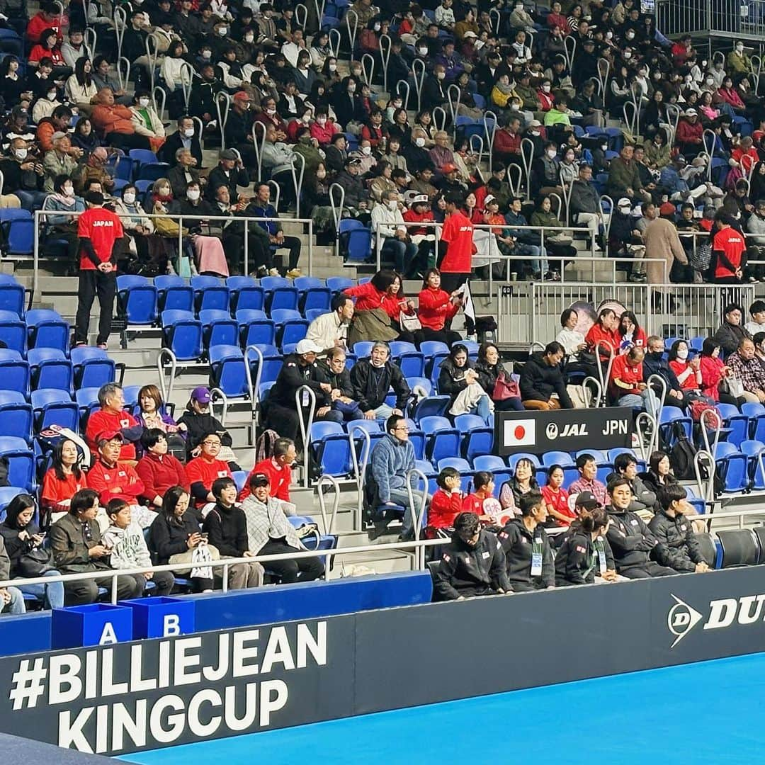 伊達公子さんのインスタグラム写真 - (伊達公子Instagram)「BJK CUP 日本🇯🇵 vs コロンビア🇨🇴 シングルスは2勝2敗で ダブルスにかかり青山・柴原が しっかりと勝ってくれて日本は勝利💪 ワールドグループへ返り咲き。 杉山JAPANは素晴らしい雰囲気の中で 戦えていました。 おめでとう！！！！  #伊達公子 #kimikodate  #テニス  #テニスプレイヤー #tennis  #tennisplayer #2023年11月11日 #杉山愛 #bjkcup  #bjkcup2023  #billijeankingcup  #勝利  #おめでとう #杉山愛監督  #杉山愛japan」11月12日 0時04分 - kimiko.date