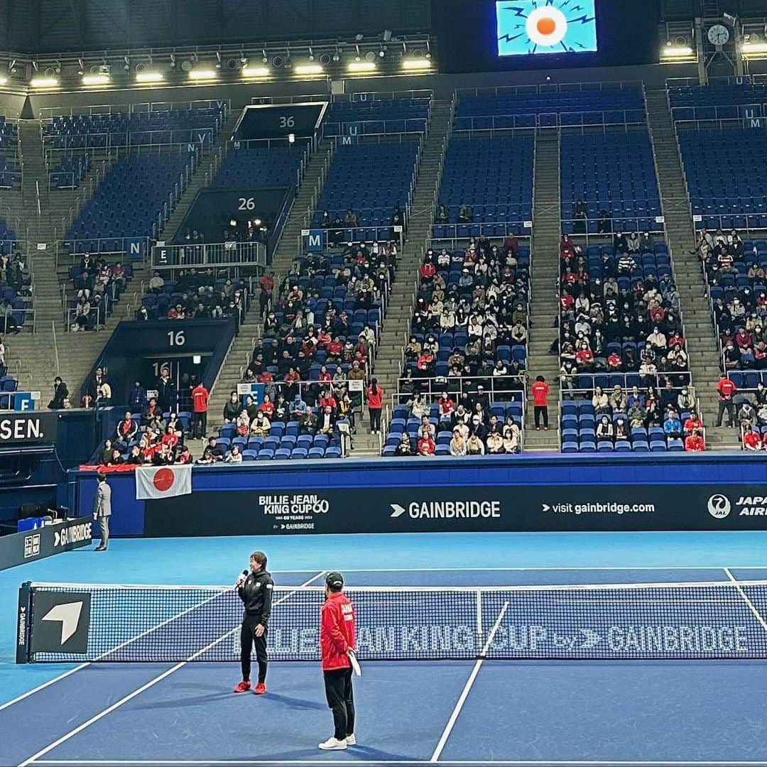 伊達公子さんのインスタグラム写真 - (伊達公子Instagram)「BJK CUP 日本🇯🇵 vs コロンビア🇨🇴 シングルスは2勝2敗で ダブルスにかかり青山・柴原が しっかりと勝ってくれて日本は勝利💪 ワールドグループへ返り咲き。 杉山JAPANは素晴らしい雰囲気の中で 戦えていました。 おめでとう！！！！  #伊達公子 #kimikodate  #テニス  #テニスプレイヤー #tennis  #tennisplayer #2023年11月11日 #杉山愛 #bjkcup  #bjkcup2023  #billijeankingcup  #勝利  #おめでとう #杉山愛監督  #杉山愛japan」11月12日 0時04分 - kimiko.date